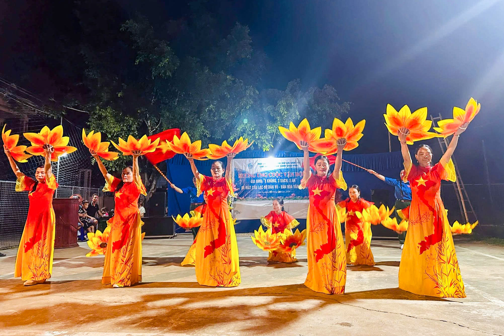 Câu lạc bộ văn hóa văn nghệ xã Vân Tụ biểu diễn tại lễ ra mắt mô hình 5 không 3 sạch