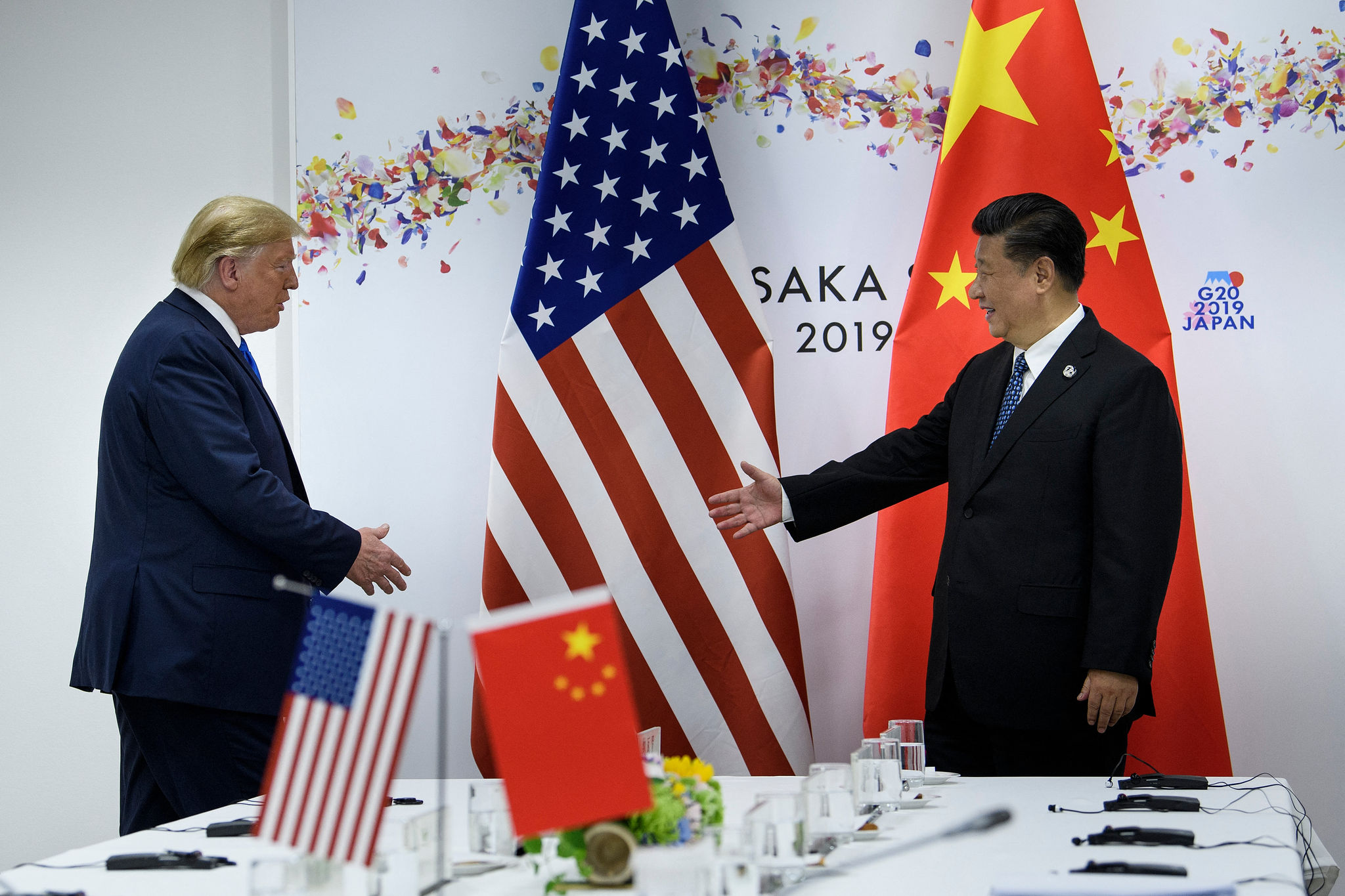 Chủ tịch Trung Quốc Tập Cận Bình (phải) chào đón Tổng thống Mỹ Donald Trump trước thềm cuộc gặp song phương bên lề Hội nghị thượng đỉnh G20 tại Osaka ngày 29 t
