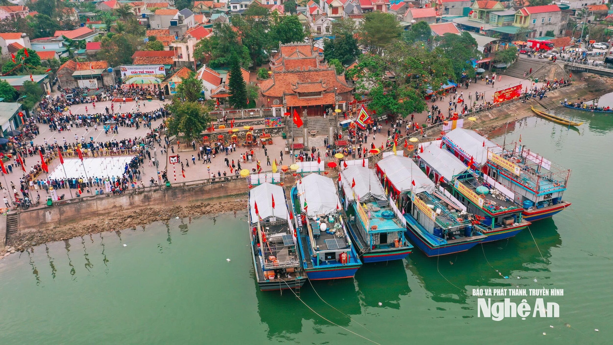 Đền Cờn nhìn từ trên cao. Ảnh NVCC
