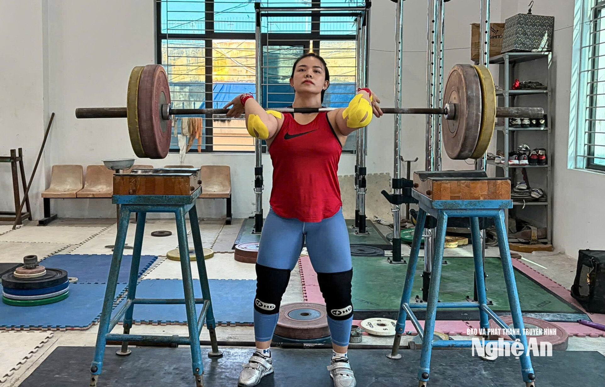Đô cử Phạm Thị Hồng Thanh trong một buổi tập tạ. Ảnh: Huyền Linh