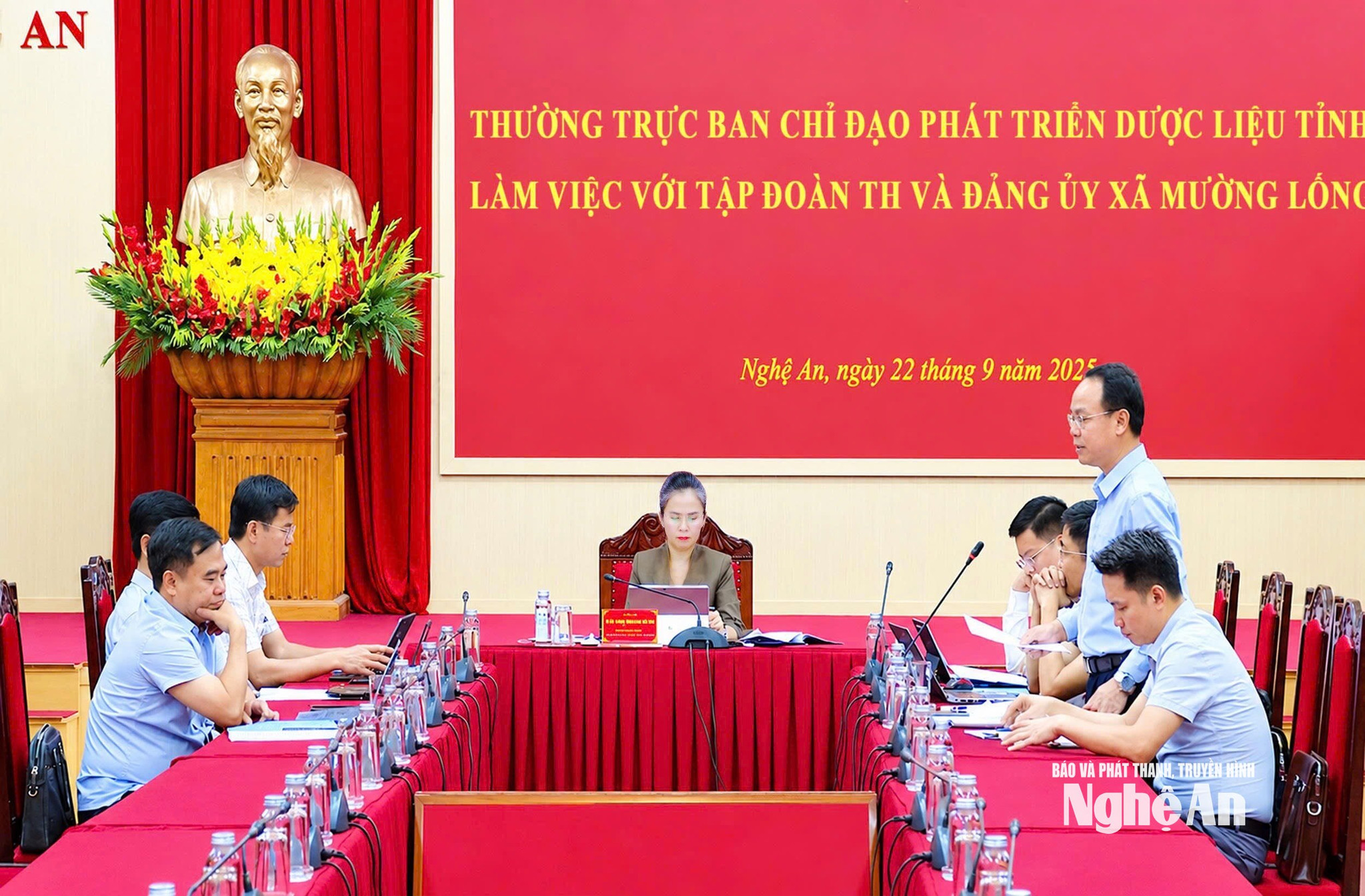 Lãnh đạo Sở Văn hóa Thể thao và Du lịch góp ý xây dựng Đề án Làng Hạnh phúc Mường Lống. Ảnh PV