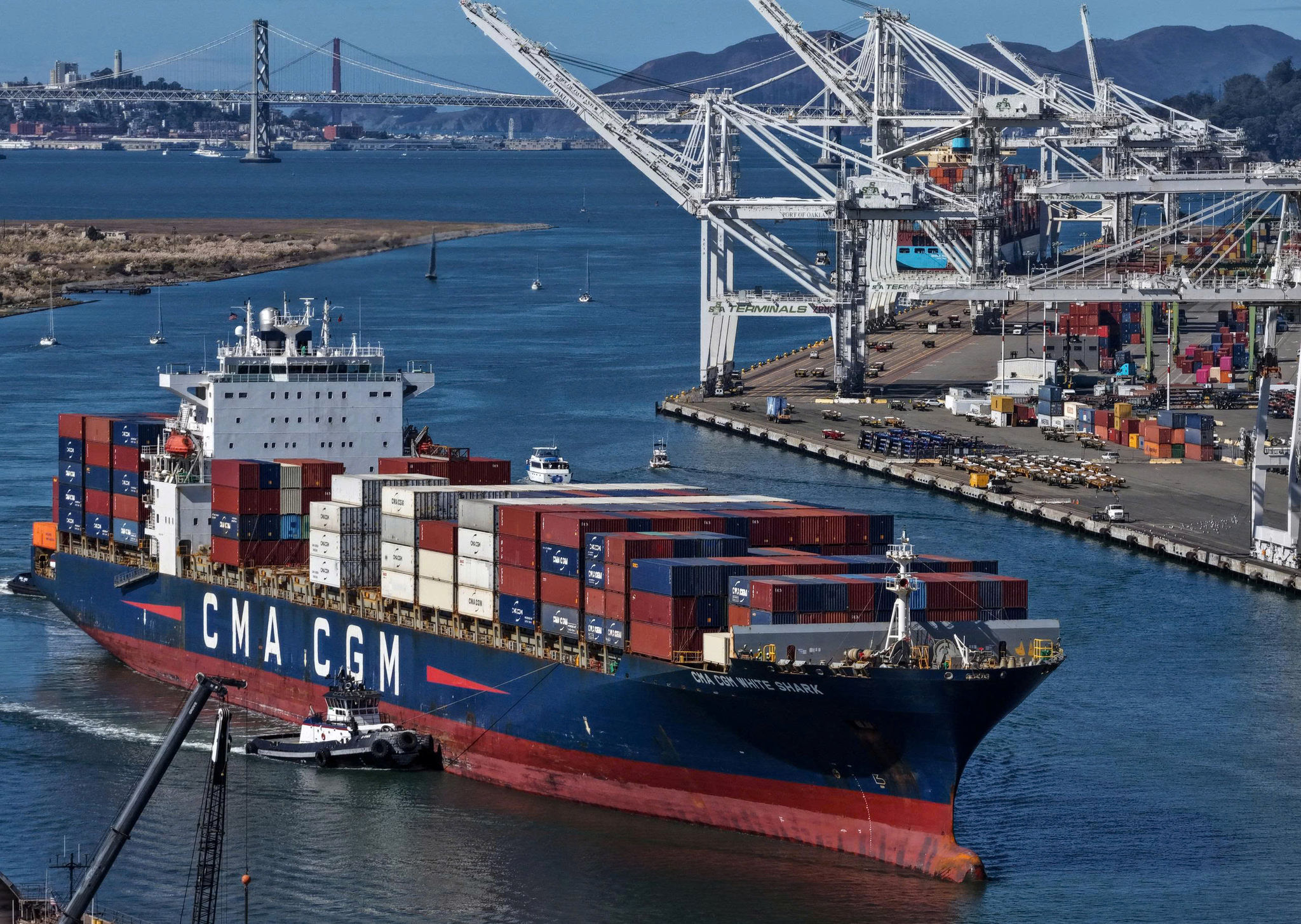 Tàu container cập cảng Oakland tại thành phố Oakland thuộc bang California (Mỹ) AFP