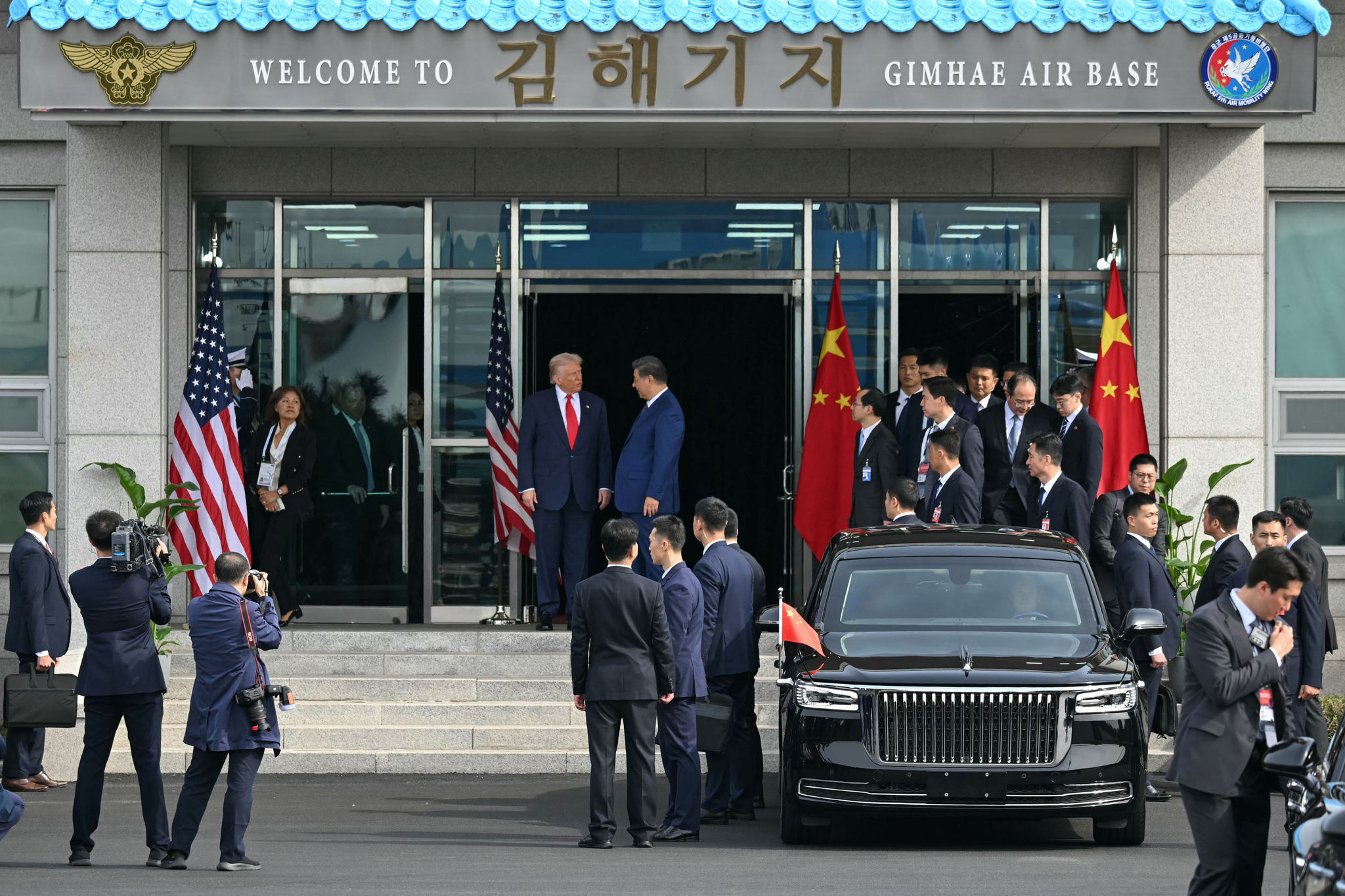 Tổng thống Mỹ Donald Trump và Chủ tịch Trung Quốc Tập Cận Bình rời đi sau cuộc hội đàm tại Căn cứ Không quân Gimhae, nằm cạnh Sân bay Quốc tế Gimhae ở Busan, n