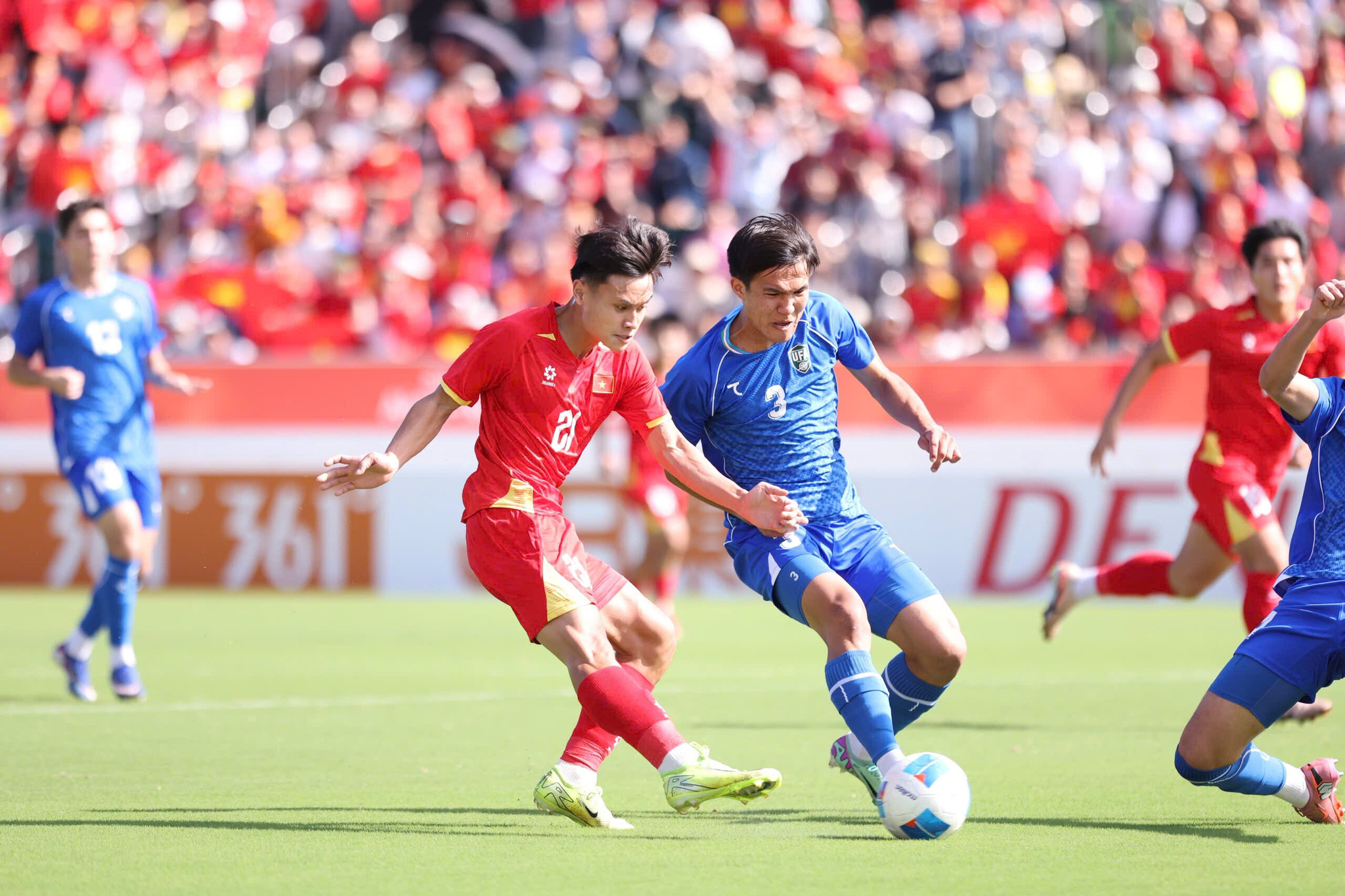 U23 Việt Nam (áo đỏ) gặp không ít khó khăn trước U23 Uzbekistan