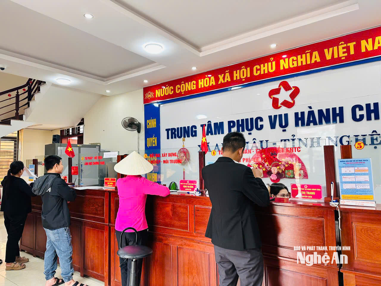 Người dân đến làm thủ tục hành chính tại Trung tâm Phục vụ hành chính công xã An Châu. Ảnh: Phú Hương
