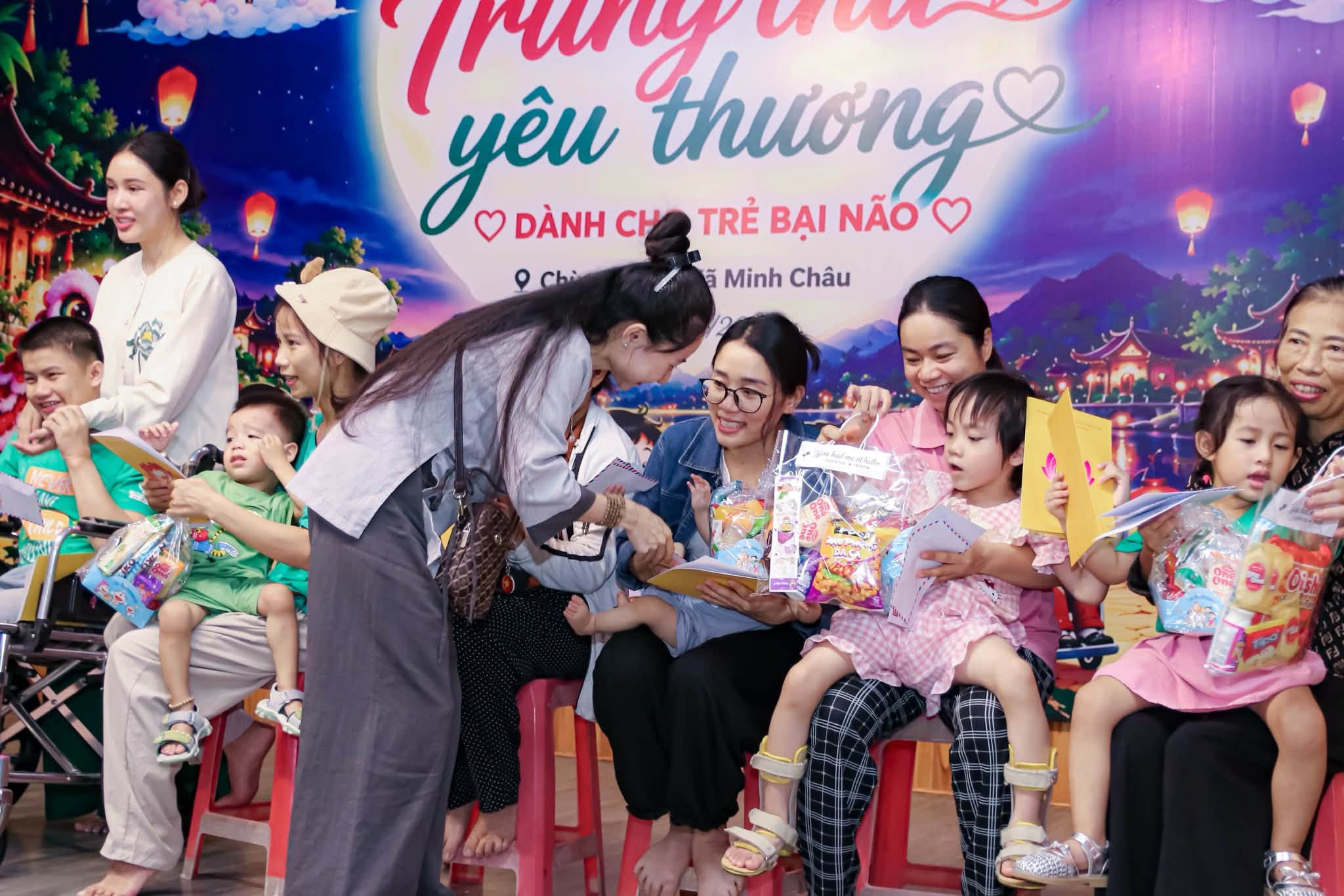 Trao quà trung thu cho các gia đình có trẻ bị bại não