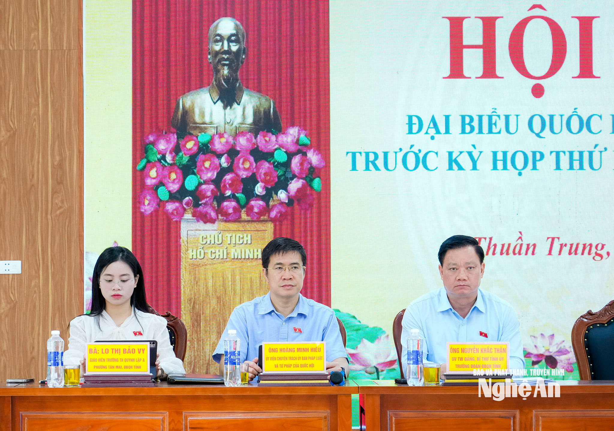 Các đại biểu Quốc hội đoàn Nghệ An tiếp xúc cử tri xã Thuần Trung. Ảnh: Phạm Bằng