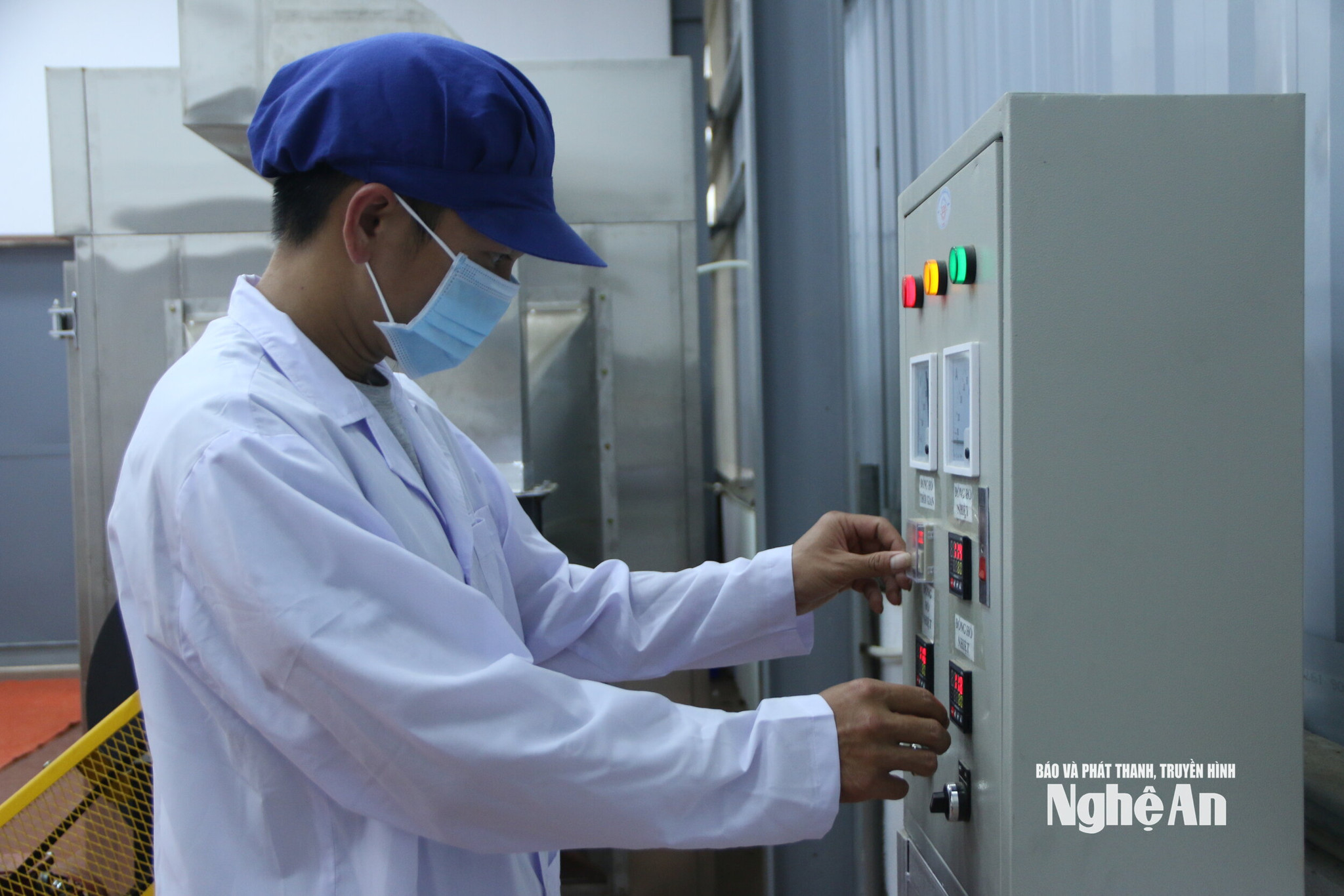 Điều khiển lò sấy dược liệu tại Mường Lống (1)