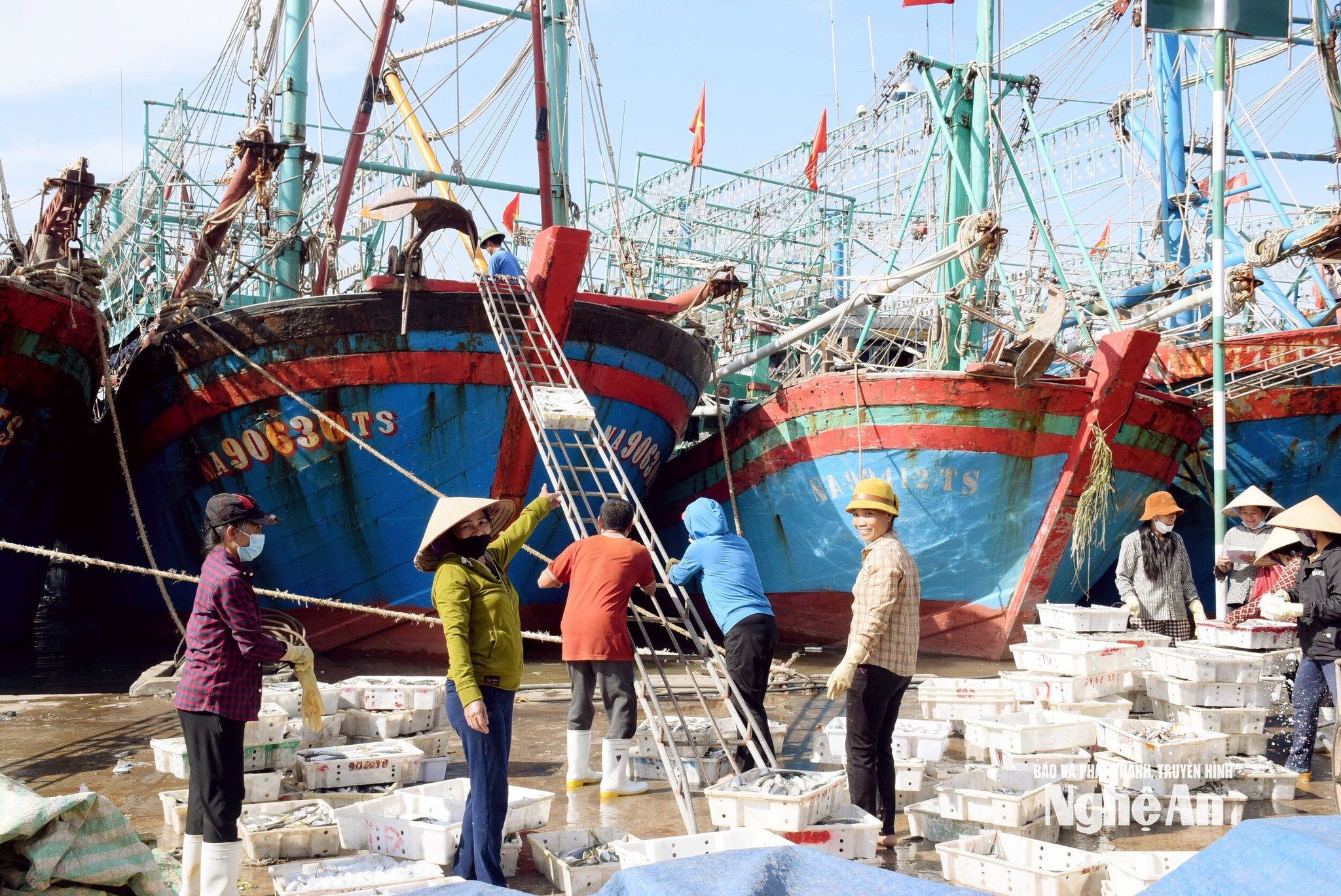 Tàu cá công suất lớn của ngư dân xã Quỳnh Phú trở về sau chuyến biển dài ngày: Ảnh: Xuân Hoàng