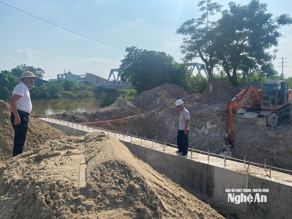 Thi công cống bản từ hồ cá Cửa Nam xuống sông Vinh, phường Thành Vinh. Ảnh: Văn Trường