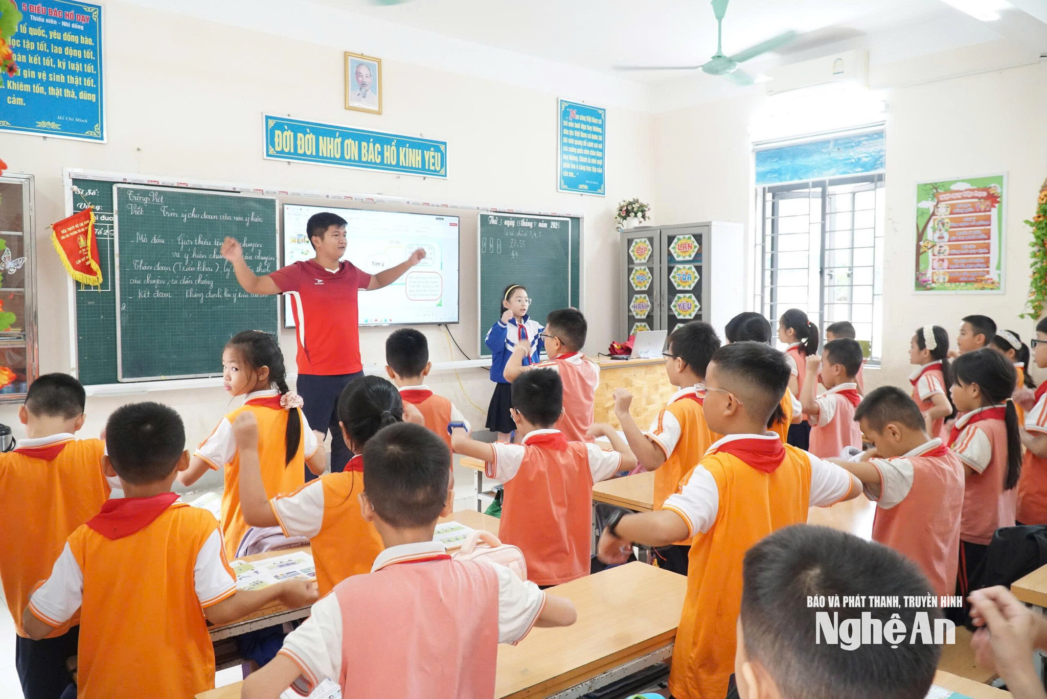 Giờ học của học sinh Trường Tiểu học Vinh Phú 1, phường Vinh Phú. Ảnh - Mỹ Hà