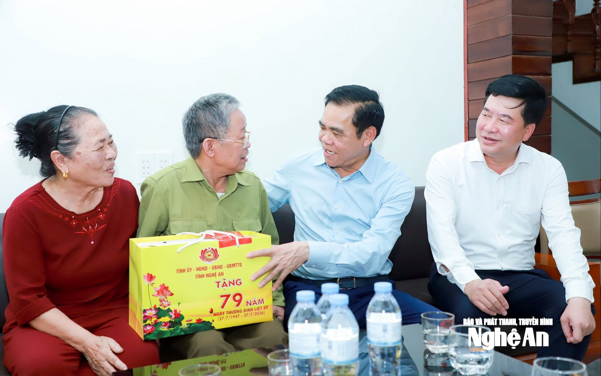 Chu tich Vo Trong Hai tang qua gia dinh nguoi co cong