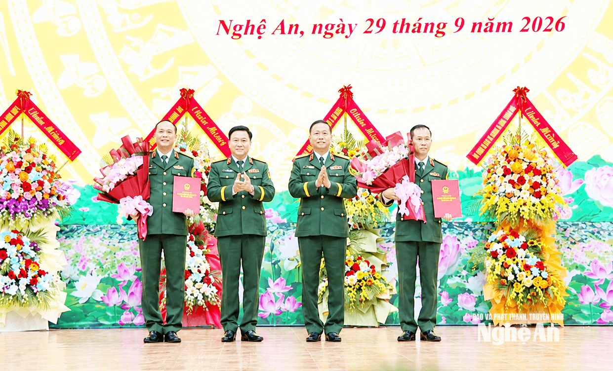 Lãnh đạo Quân khu 4 trao quyết định thành lập Phân hiệu 2 Trường Thiếu sinh quân miền Trung. Ảnh: Sỹ Đức