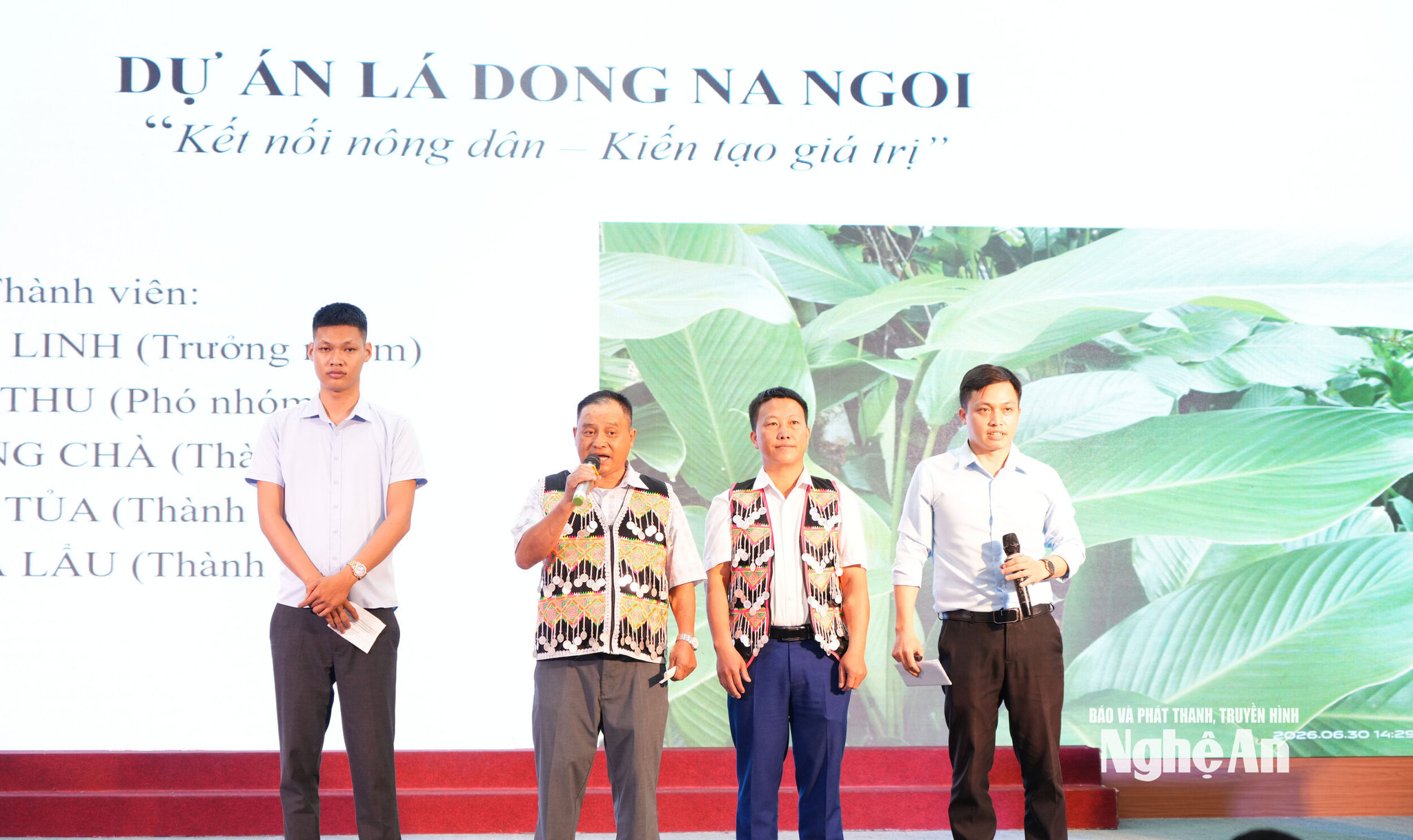 Các thí sinh thuyết minh dự án: Trồng và sản xuất lá dong Na Ngoi. Ảnh: TL