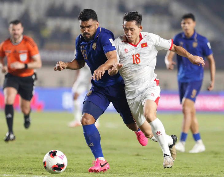 Việt Nam (áo trắng) để thua Thái Lan 0-2 ở lượt trận thứ 2 bảng B FIFA ASEAN Cup 2026 - Ảnh QUANG THỊNH