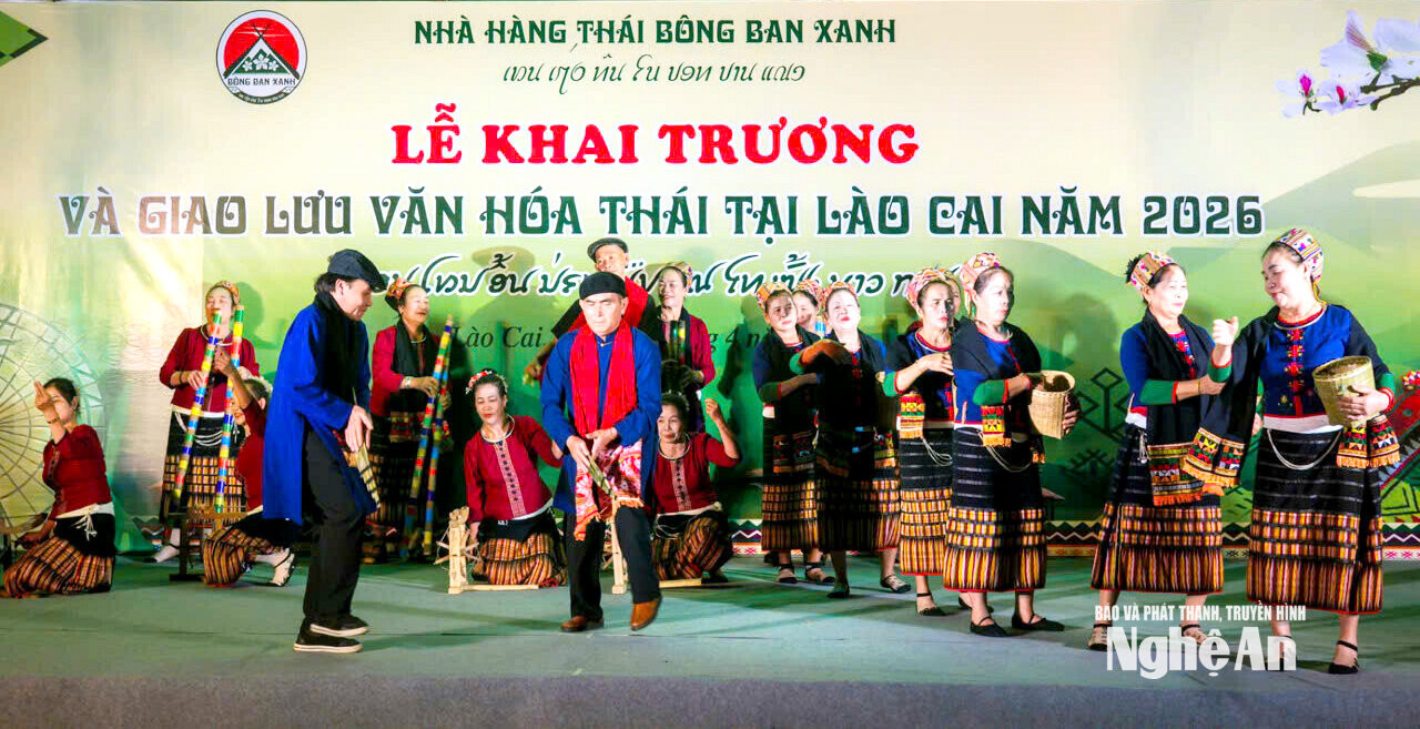 Câu lạc bộ Giữ gìn và Bảo tồn văn hóa Thái bản Mậu Đức giao lưu văn hóa tại tỉnh Lào Cai. Ảnh NVCC