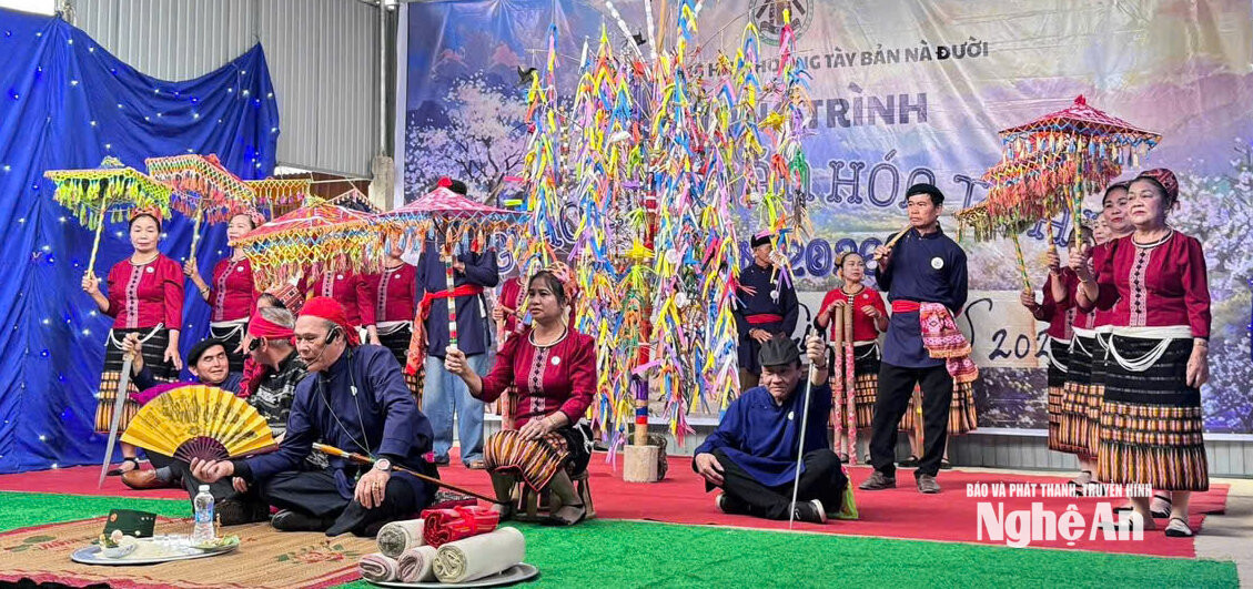 Một tiết mục biểu diễn của Câu lạc bộ Giữ gìn và Bảo tồn văn hóa Thái bản Mậu Đức. Ảnh NVCC