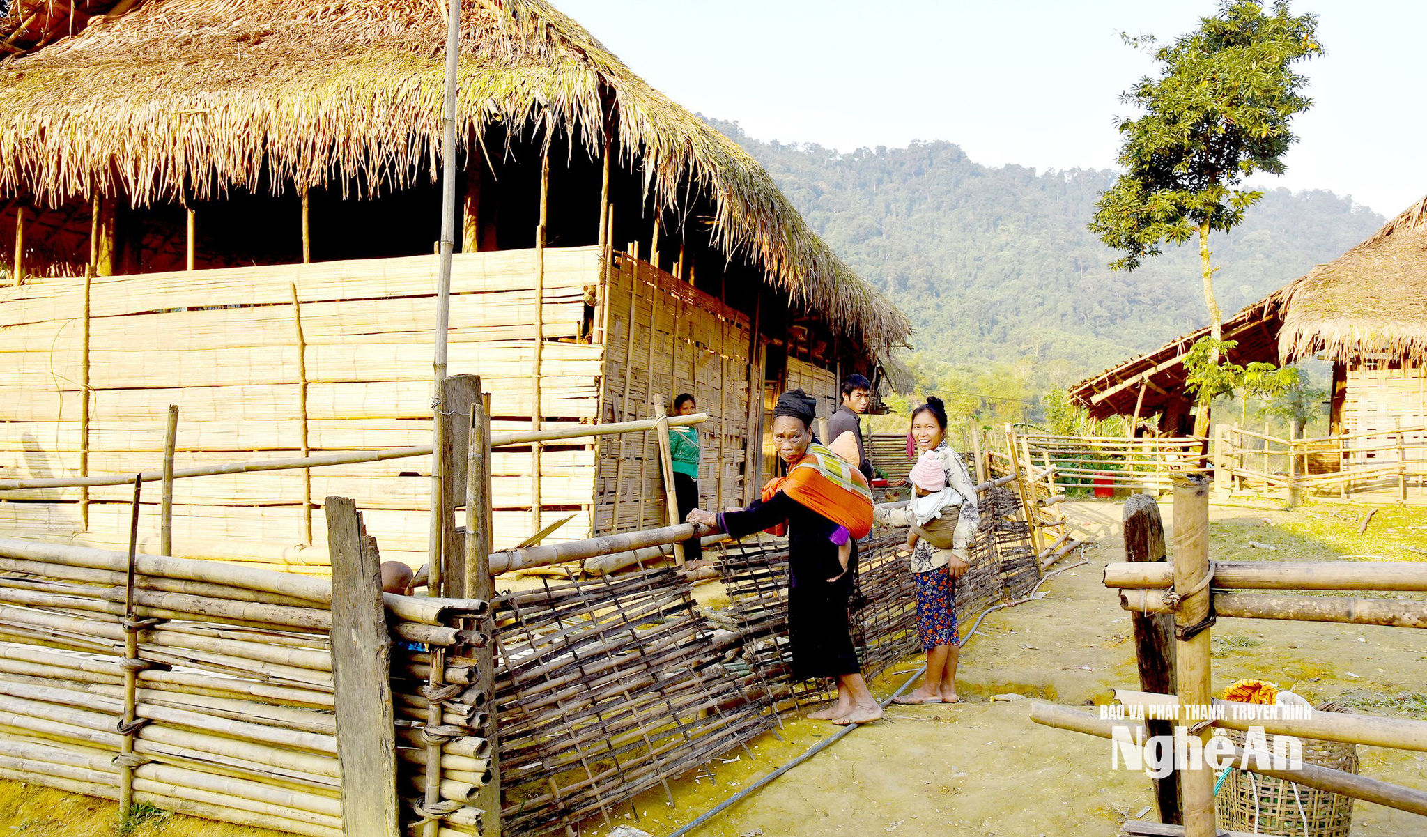 Người dân sống trong vùng lõi Vườn Quốc gia Pù Mát tại bản Búng, xã Môn Sơn (Con Cuông). Ảnh Hoài Thu