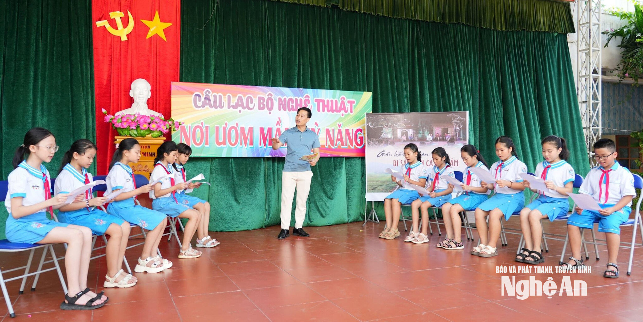 Thầy giáo Biện Ngọc Khánh dạy hát dân ca ví, giặm cho các em học sinh trong Câu lạc bộ Dân ca ví, giặm Nghệ Tĩnh do mình làm chủ nhiệm. Ảnh Thanh Quỳnh