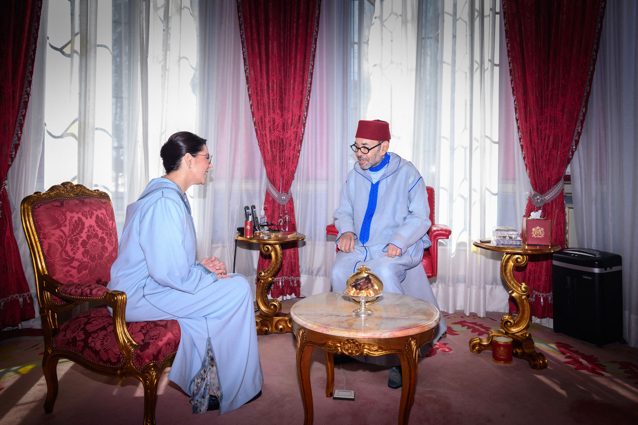 Quốc vương Mohammed VI của Morocco tiếp đón và bổ nhiệm bà Fatima Ezzahra El Mansouri làm Thủ tướng tại Cung điện Hoàng gia ở Rabat ngày 29/9/2026. Ảnh: AFP