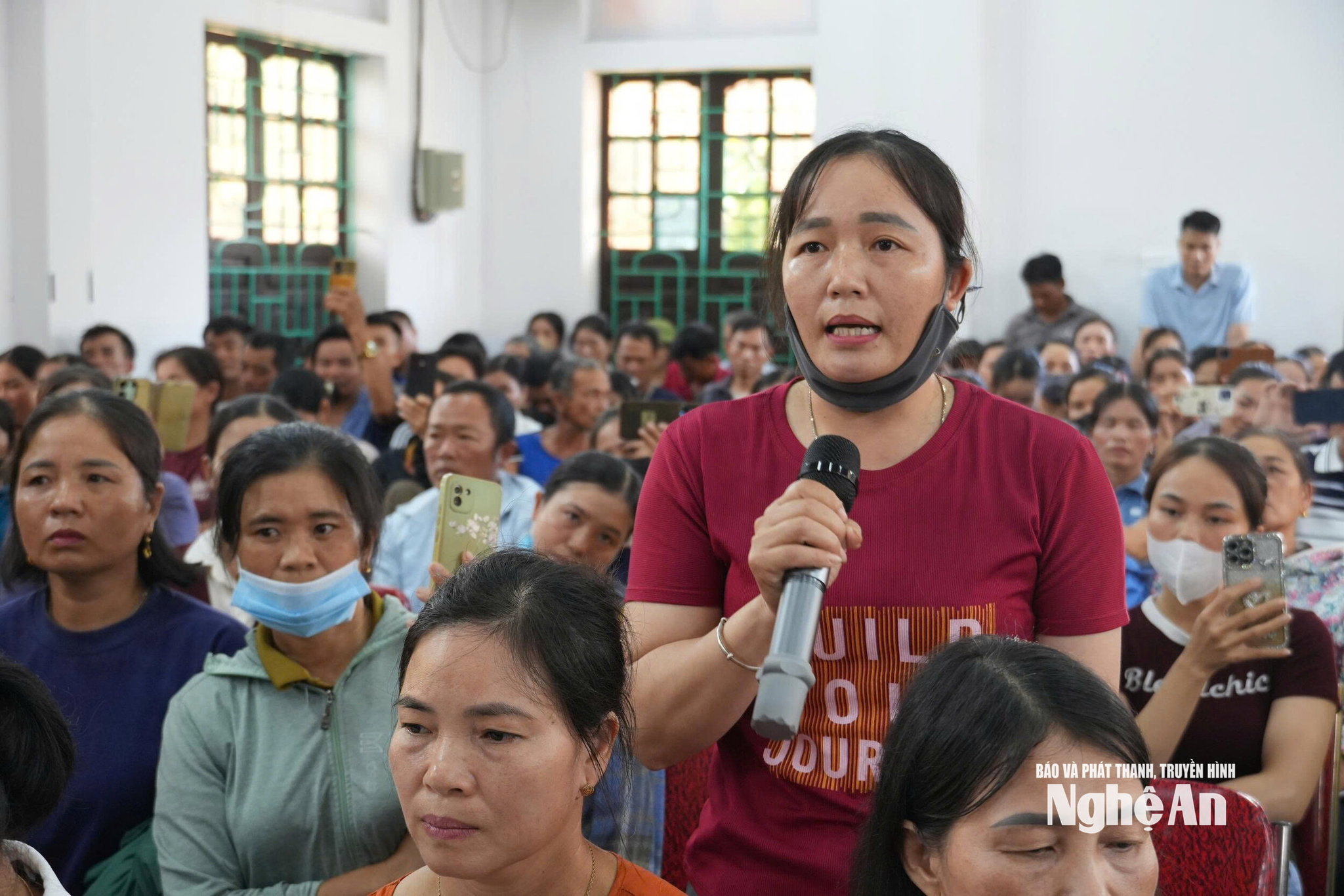 Phụ huynh thôn Tiến Sơn phát biểu taị hội nghị. Ảnh - Mỹ Hà