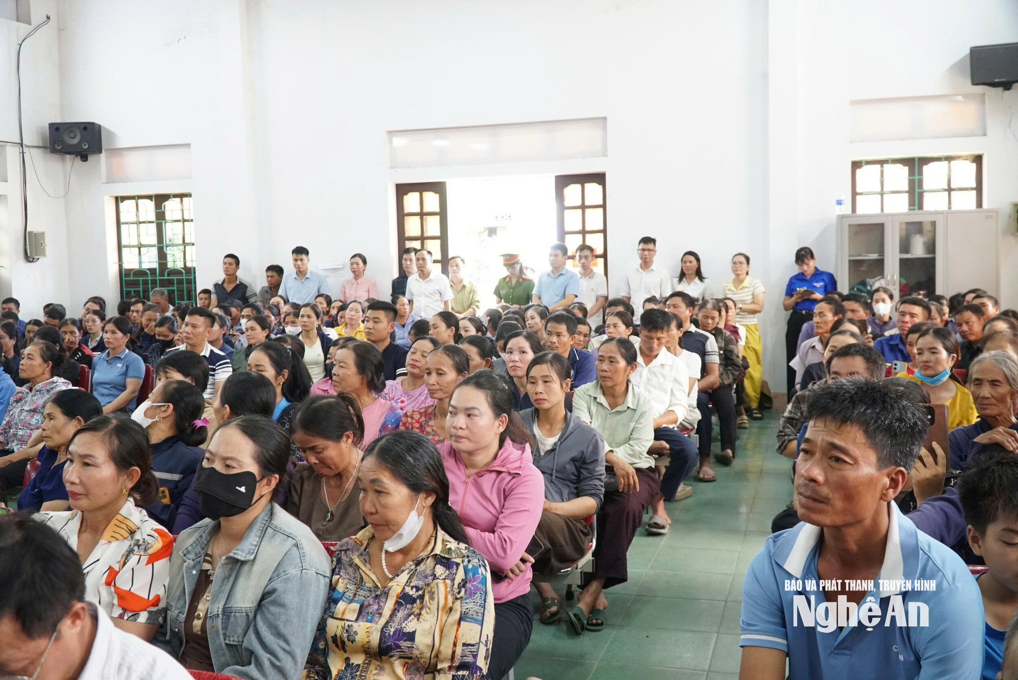 Phụ huynh thôn Tiến Sơn tham dự hội nghị đối thoại. Ảnh - Mỹ Hà