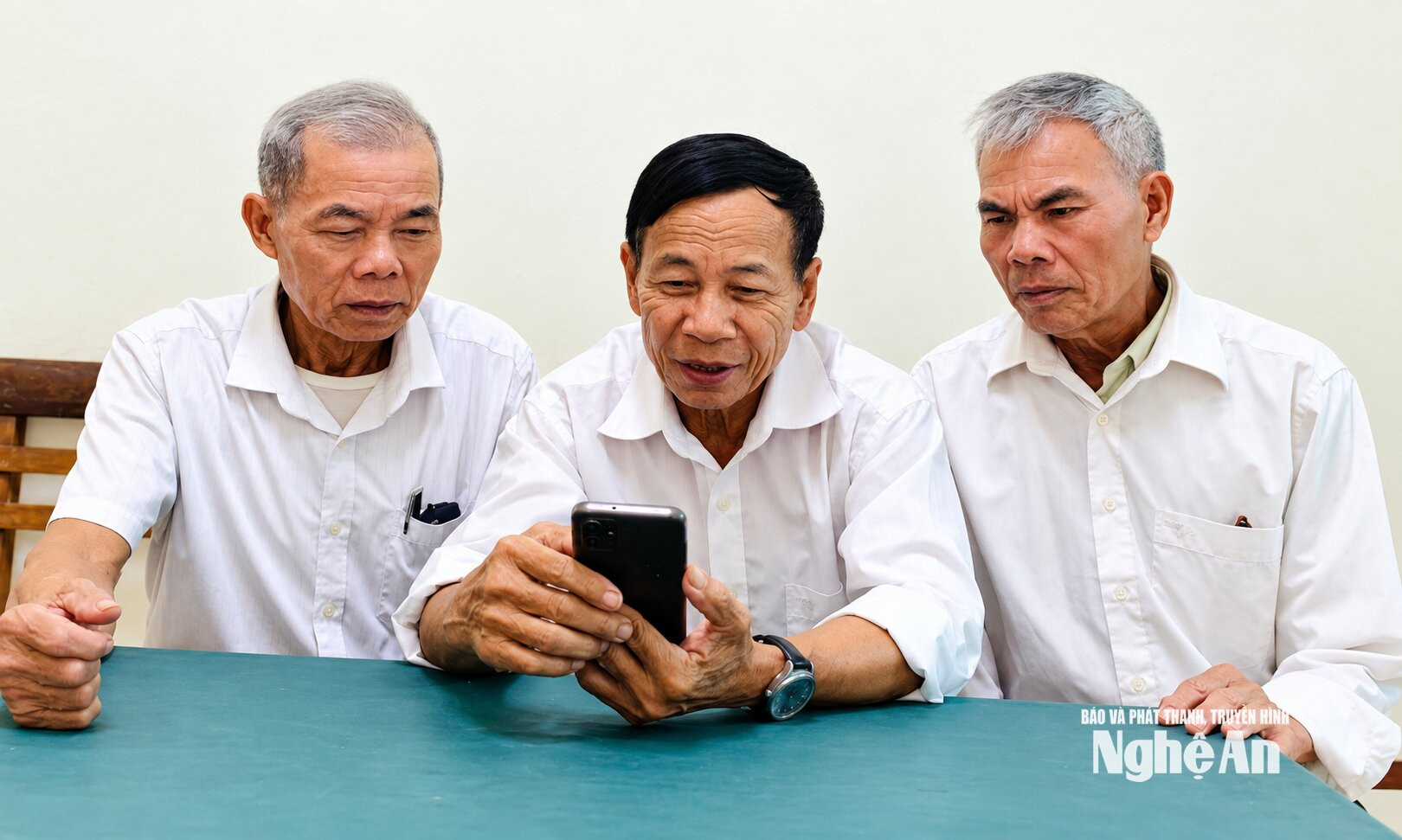 Người cao tuổi xã Hưng Nguyên tìm hiểu các chức năng số trên điện thoại thông minh.
