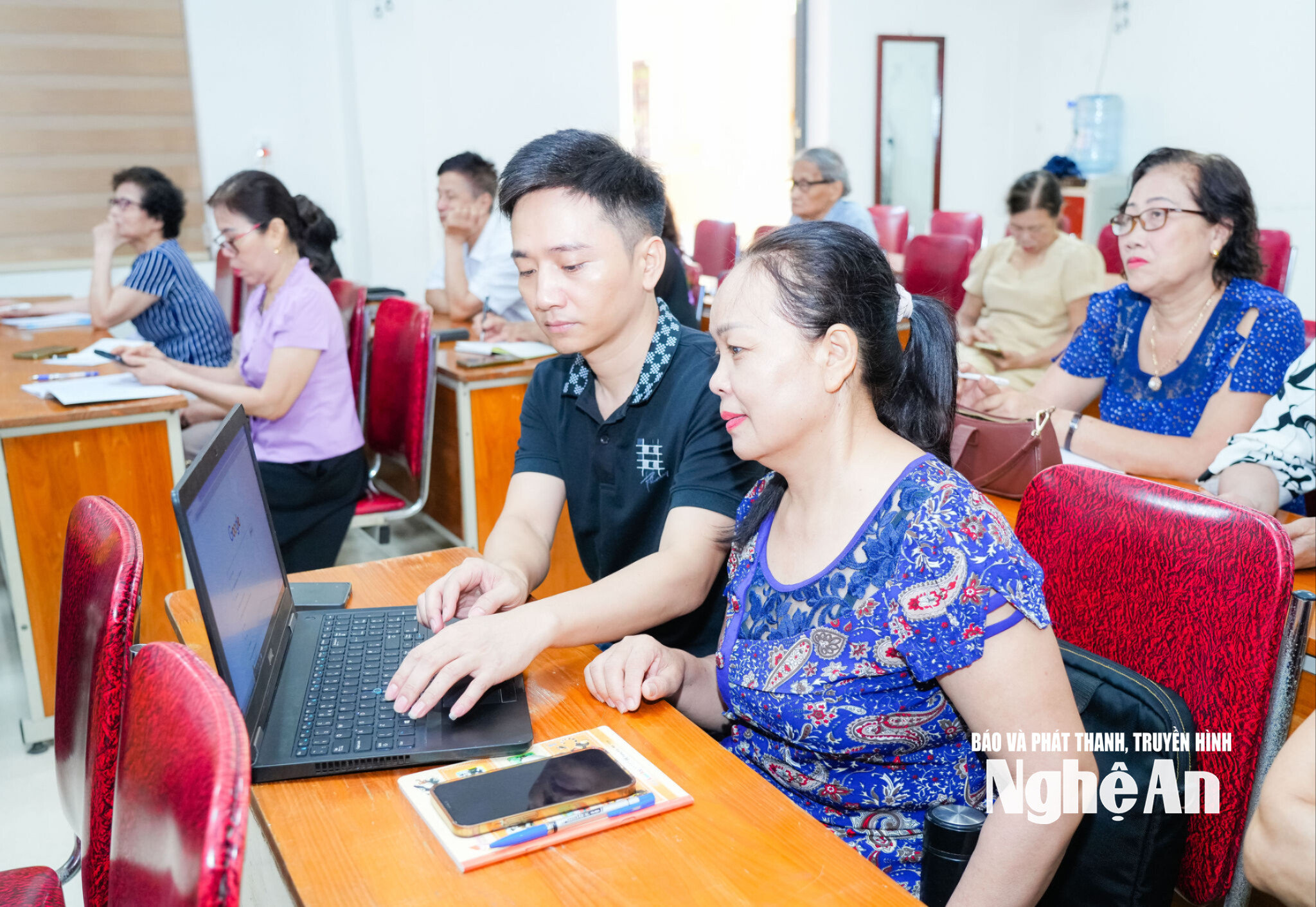 Hướng dẫn các kỹ năng ứng dụng công nghệ thông tin cho các cựu giáo chức là người cao tuổi. Ảnh: Thanh Lê