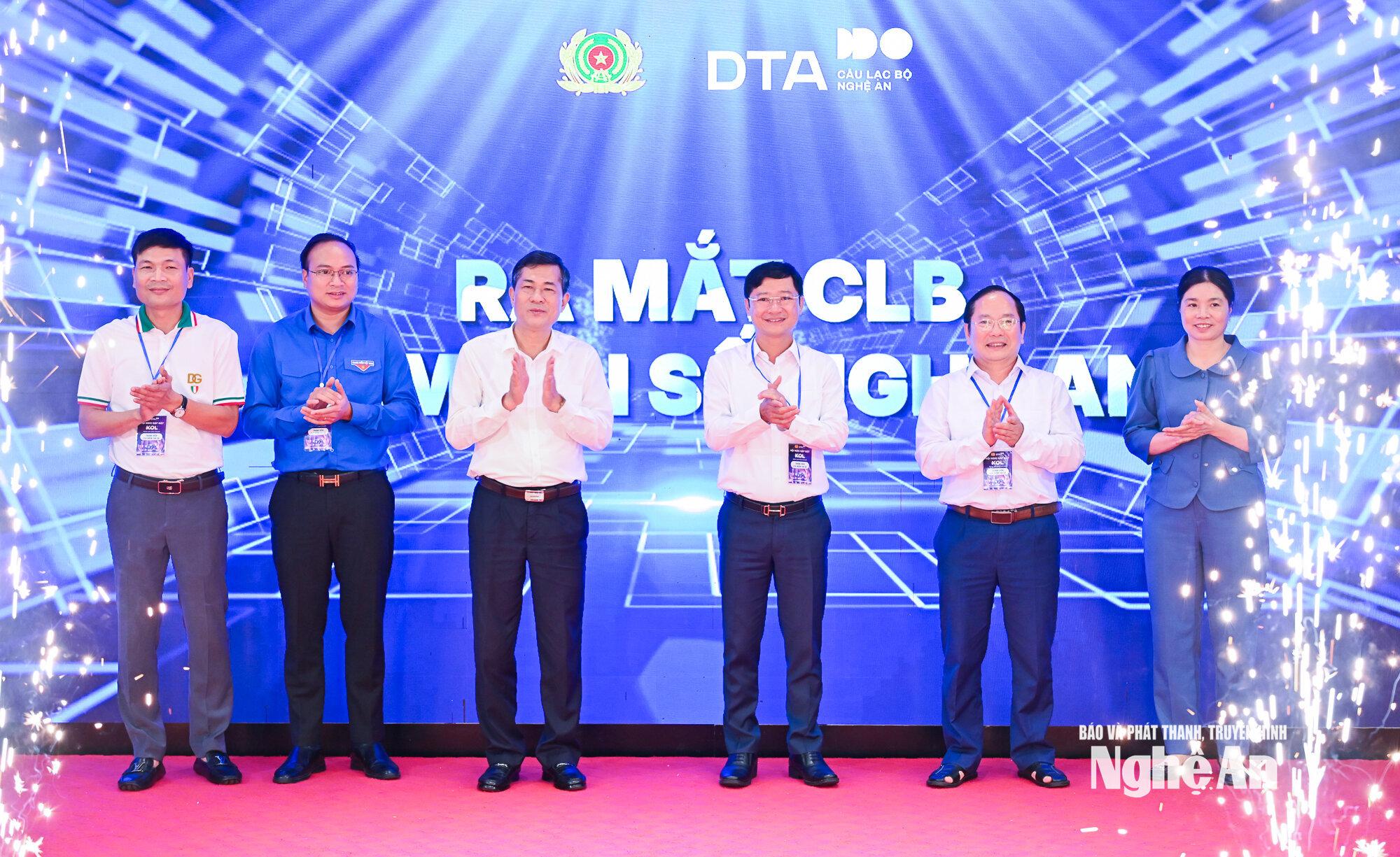 Ra mắt Câu lạc bộ “Niềm tin số Nghệ An”. Ảnh: Thành Cường