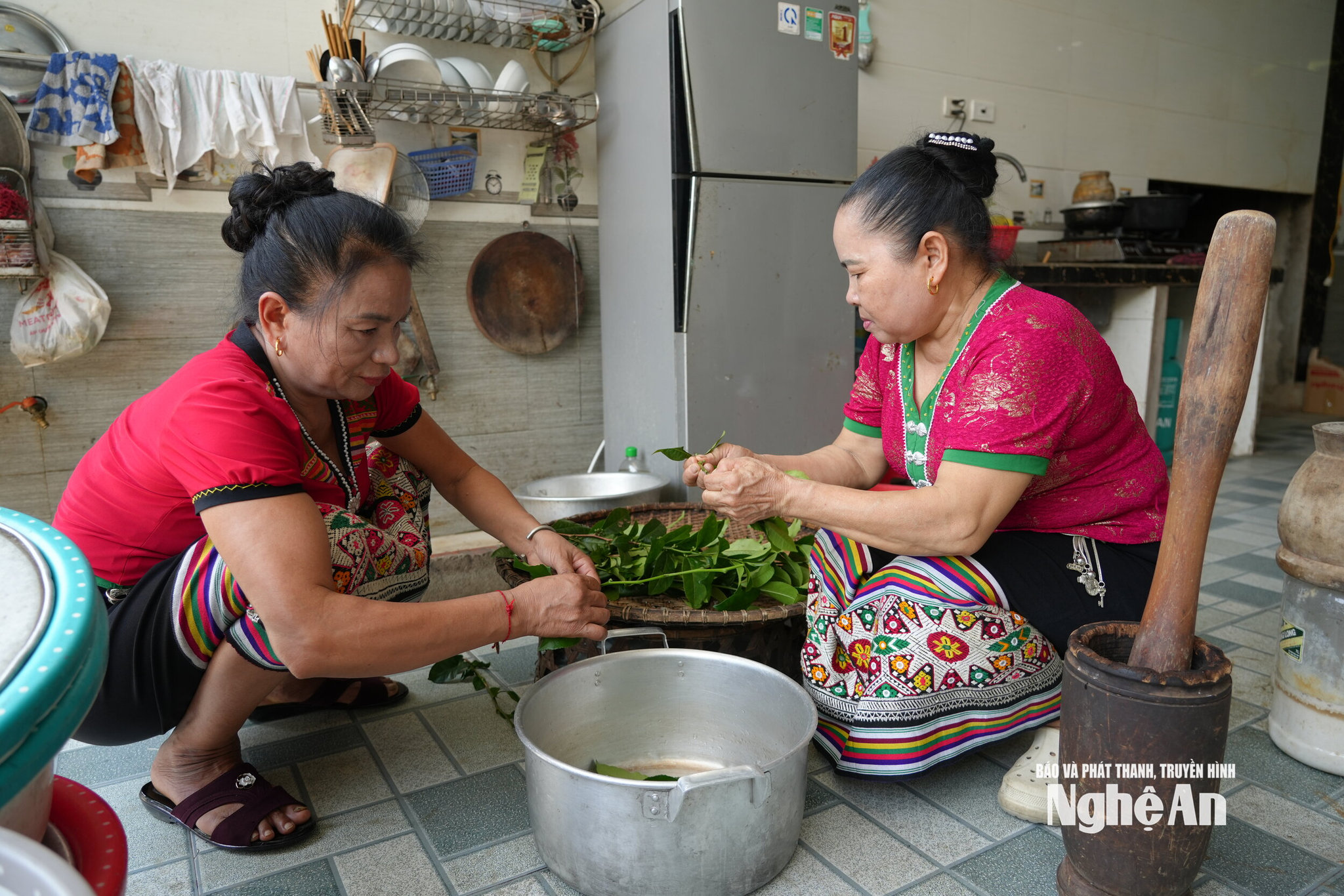 Bà Sầm Thị Nhất và Vi Thị Minh xóm Đại Cường chuẩn bị các công đoạn để làm chè đâm. Ảnh TP