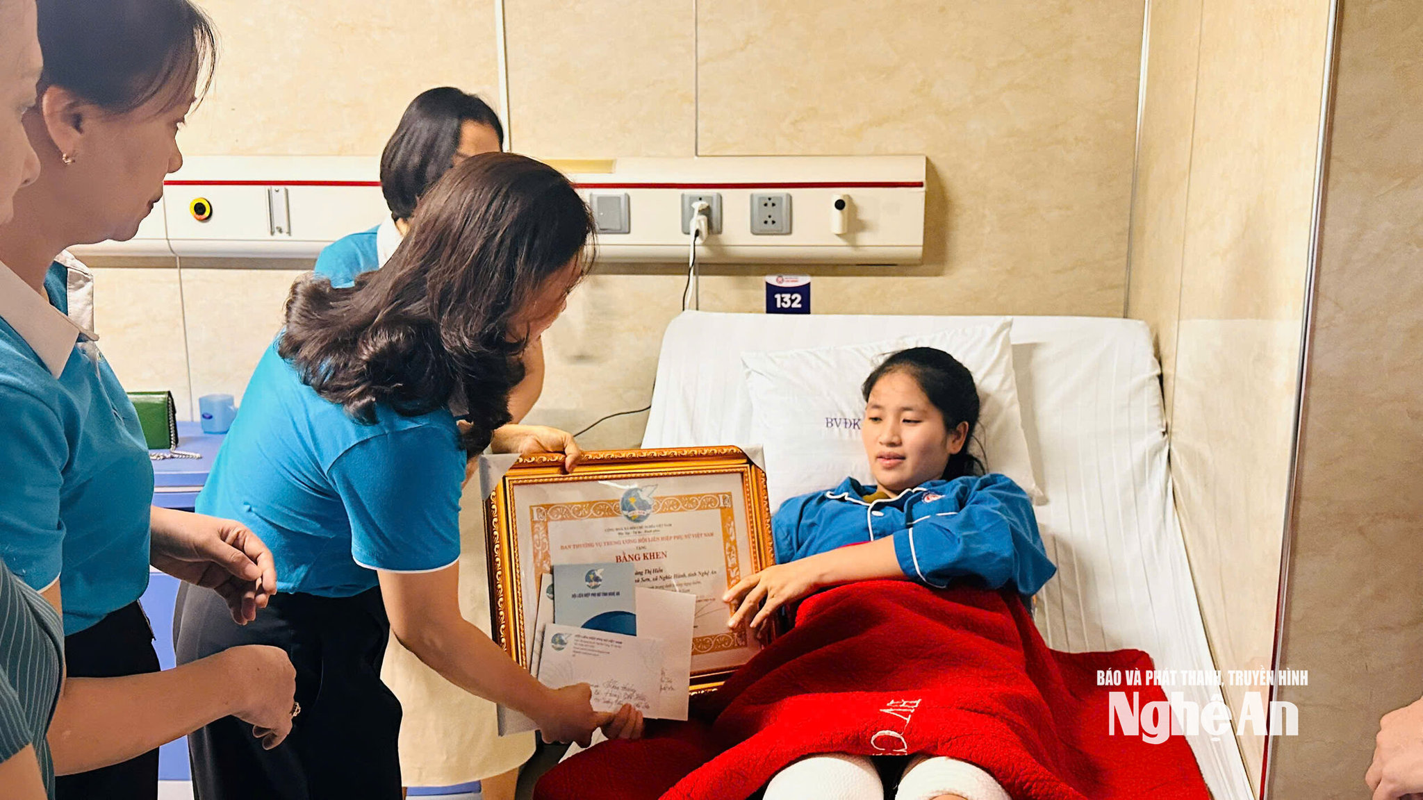  Đại diện Hội LHPN tỉnh Nghệ An trao Bằng khen của Trung ương Hội LHPN Việt Nam cho cô giáo Hoàng Thị Hiền tại Bệnh viện Đa khoa Cửa Đông.