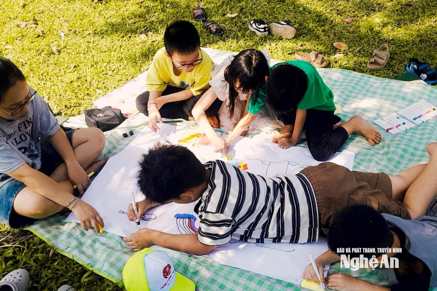 Học sinh được truyền cảm hứng học tiếng Anh từ những buổi picnic dưới tán cây. Ảnh: Diệp Thanh