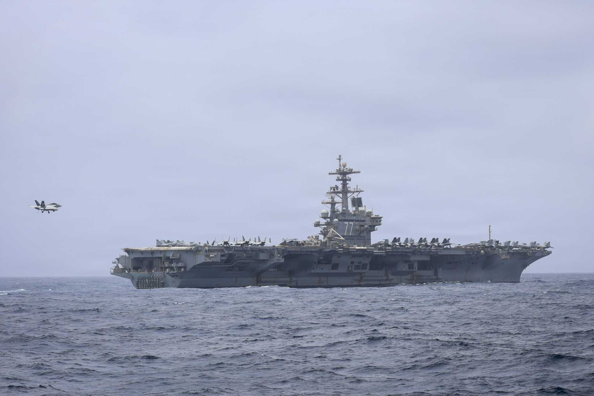 Tiêm kích F/A-18F trên tàu sân bay USS George H.W. Bush