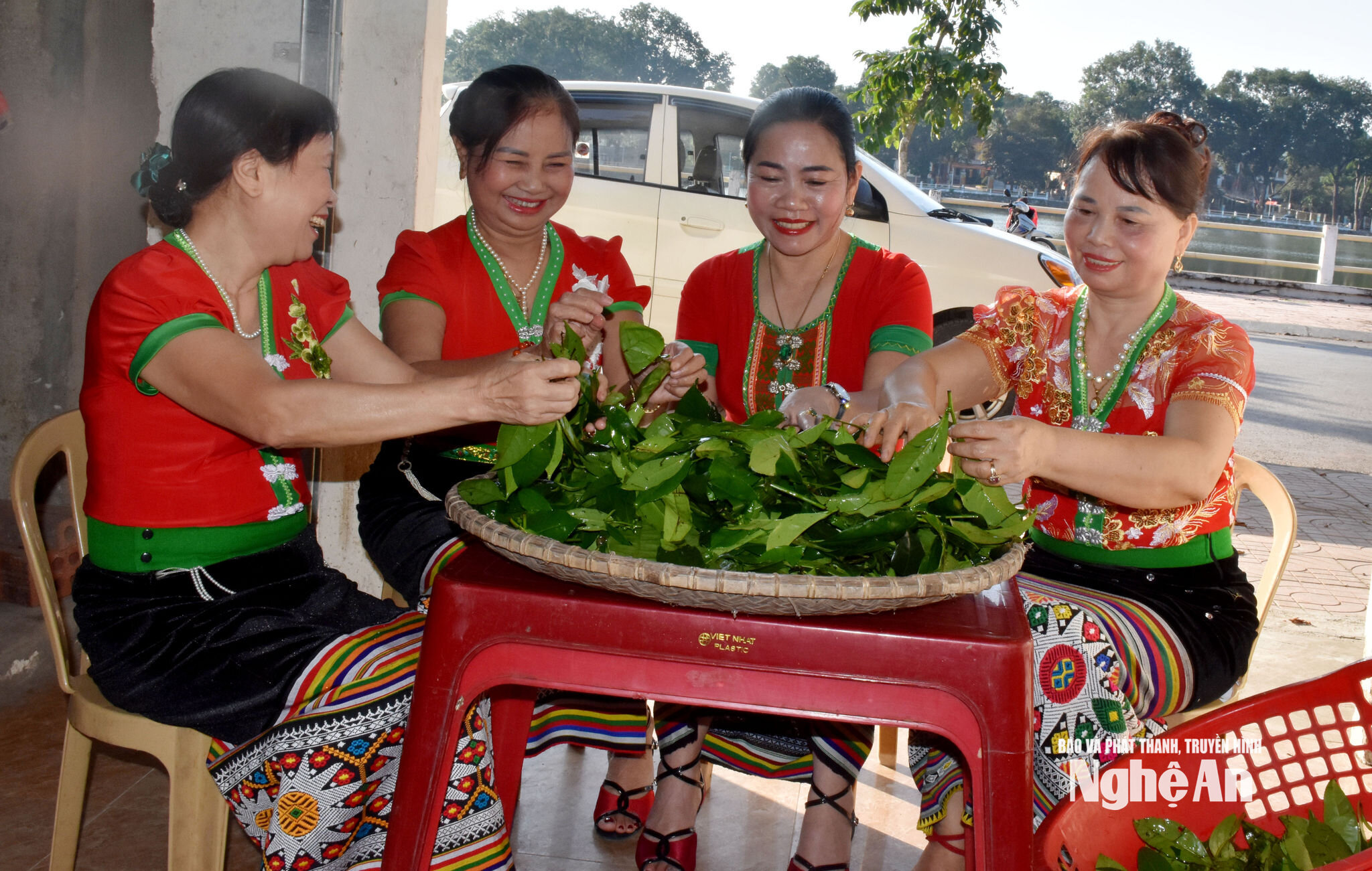 Những lúc rảnh rỗi, chị em đồng bào Thái thường sum vầy cùng làm chè đâm. Ảnh tư liệu Thu Hương