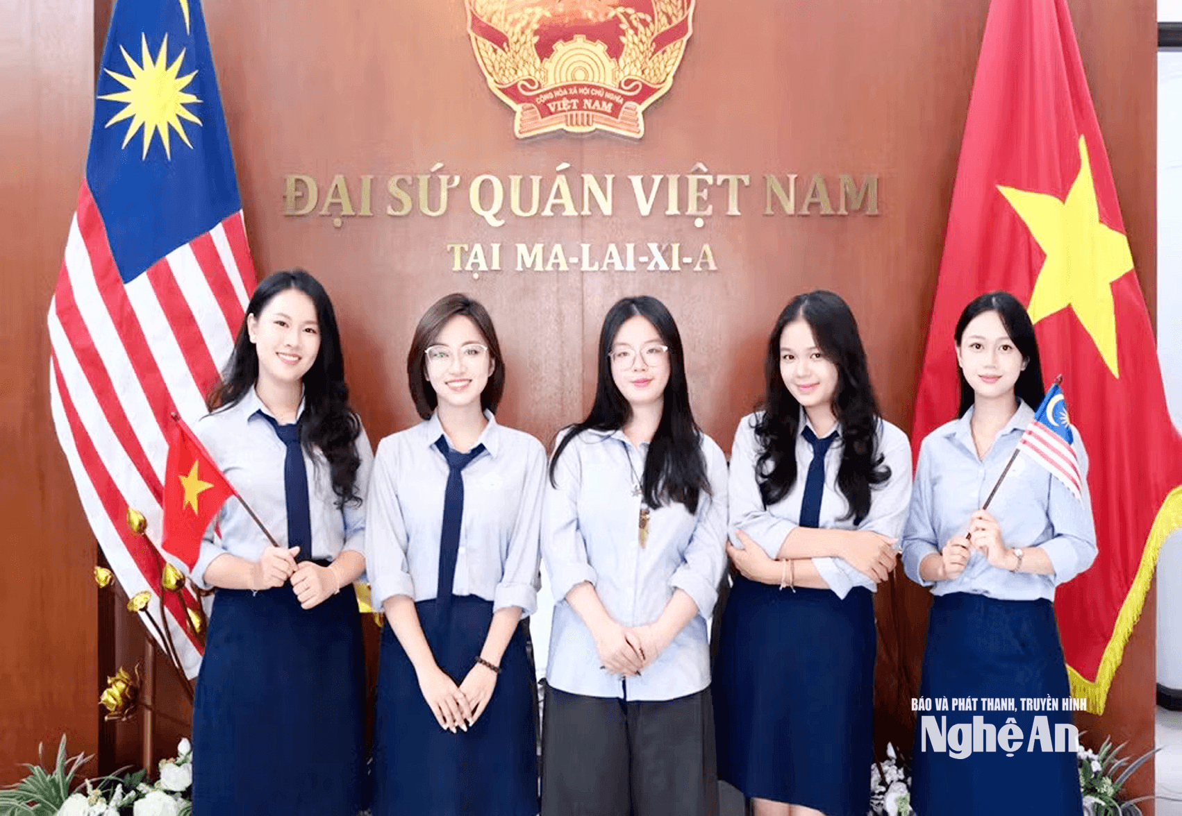 Mạc Lương Hà Anh (bìa trái) là một trong 5 sinh viên của Học viện Ngoại giao thực tập tại Đại sứ quán Việt Nam tại Malaysia. Ảnh: NVCC