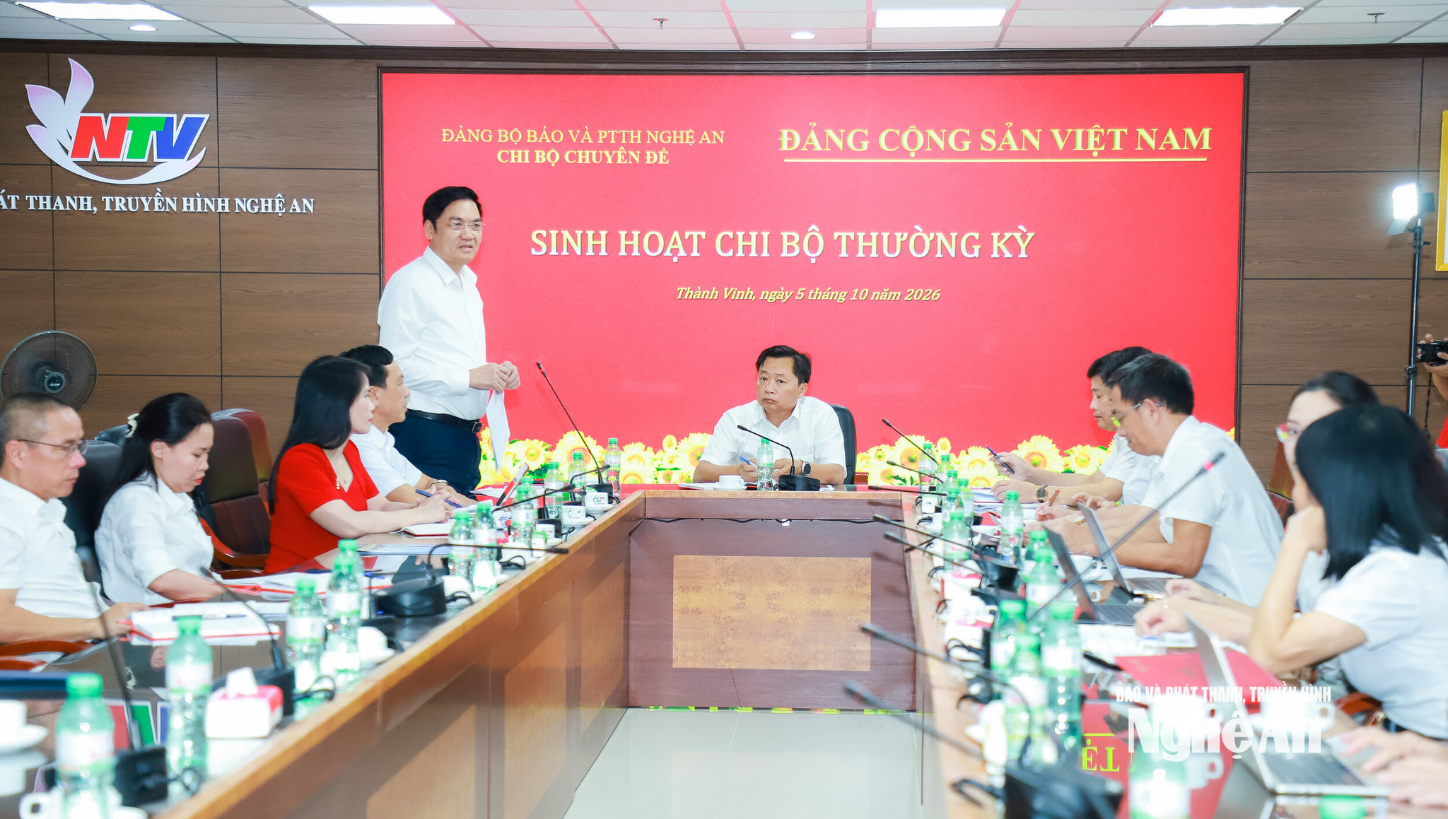 Đồng chí Hoàng Nghĩa Hiếu - Phó Bí thư Thường trực Tỉnh ủy, Chủ tịch HĐND tỉnh, Bí thư Đảng ủy Các cơ quan Đảng tỉnh Nghệ An dự, chỉ đạo sinh hoạt tại Chi bộ Chuyên đề. Ảnh: Thành Duy