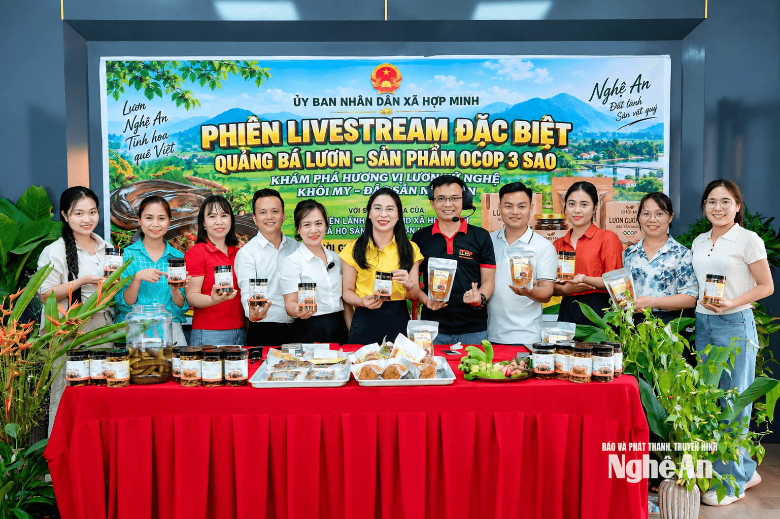 Phiên livestream giới thiệu sản phẩm làng nghề Phan Thanh của UBND xã Hợp Minh được tổ chức vào ngày 26/9. Ảnh: CSCC
