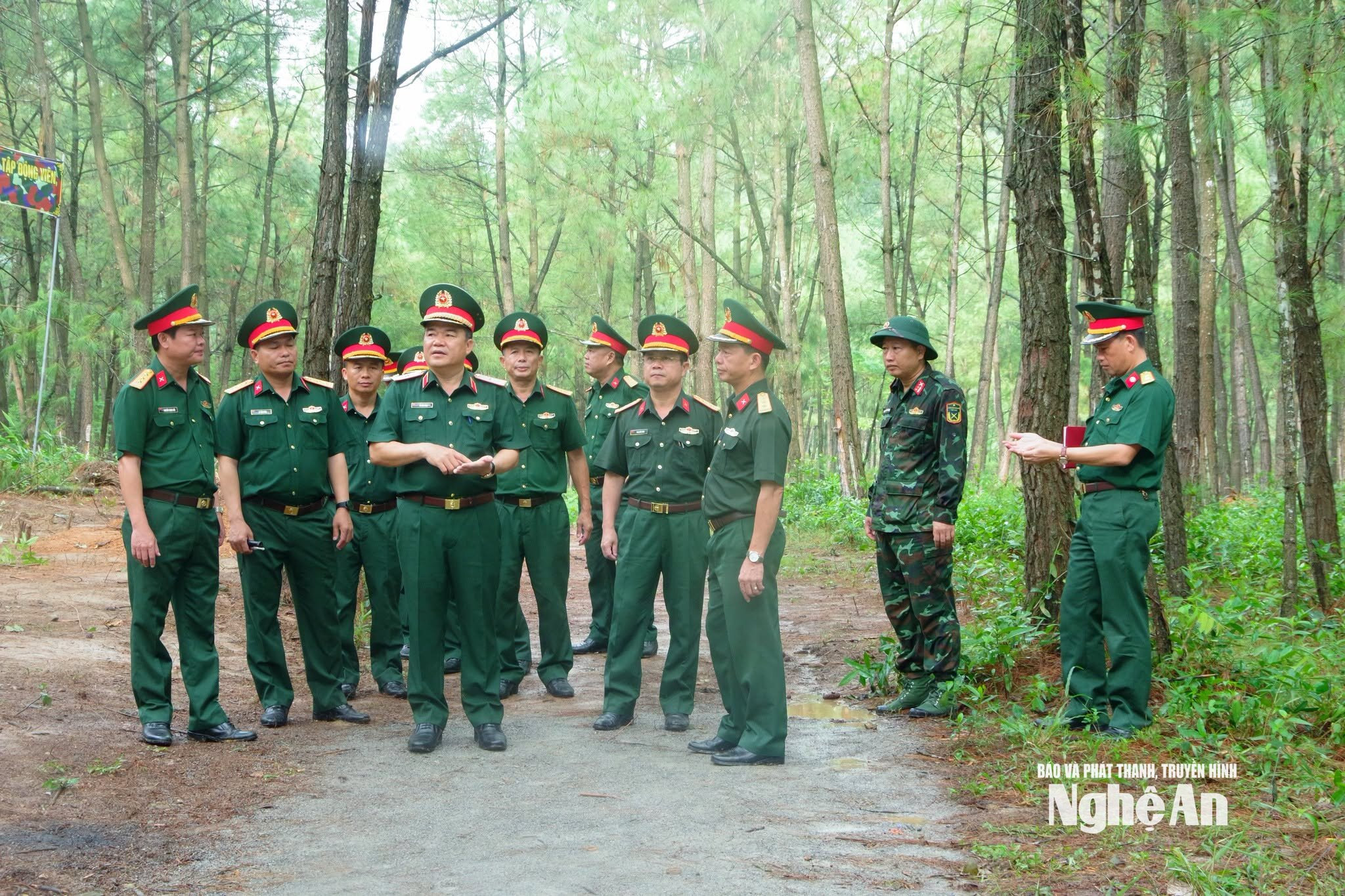 Đồng chí Thiếu tướng Vũ Văn Tùng, Ủy viên Ban Thường vụ Tỉnh ủy, Chỉ huy trưởng, Phó Trưởng ban Thường trực Ban Chỉ đạo diễn tập tỉnh kiểm tra công tác xây dựng Sở chỉ huy diễn tập tỉnh