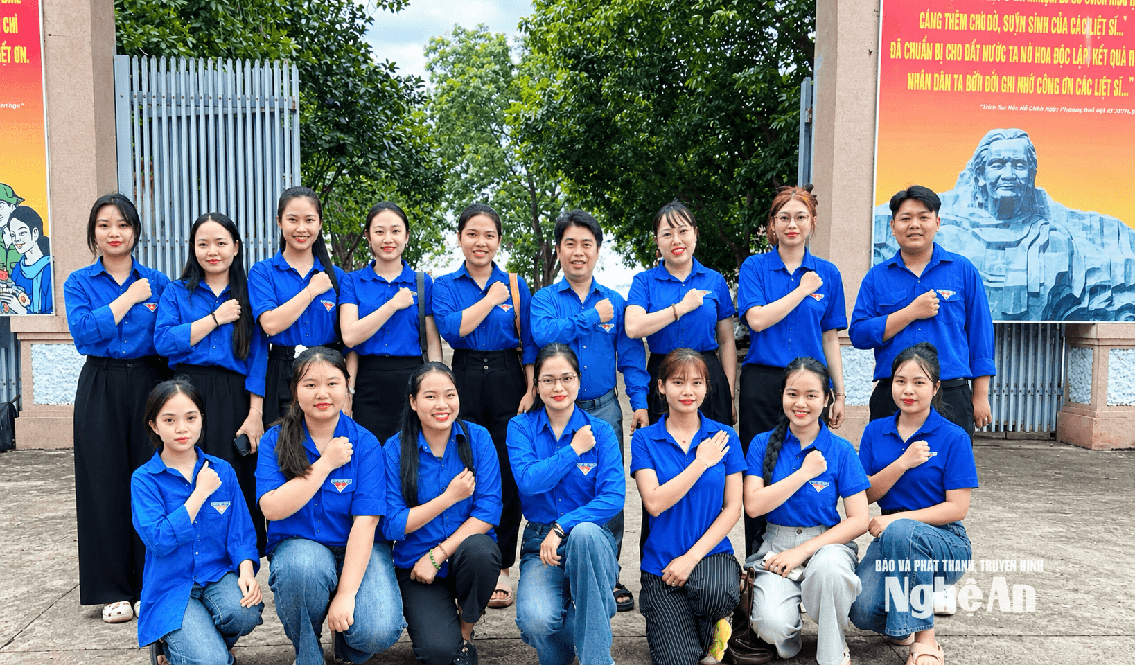 Anh Nguyễn Khắc Cường - Uỷ viên Hội LHTN Việt Nam tỉnh Nghệ An, Uỷ viên BTV Đoàn Phường - Bí thư Chi Đoàn khối Bến Thuỷ 1 phường Trường Vinh (thứ 4 từ phải qua, hàng 2) là 1 trong 15 thanh niên toàn quốc sẽ được tôn vinh “Thanh niên sống đẹp” năm 2026. Ảnh: P.V