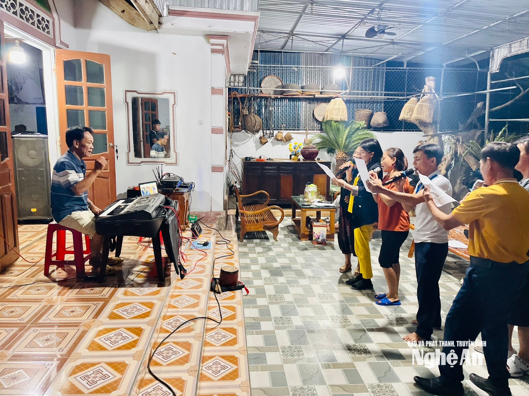 Một buổi tập ca khúc mới trên làn điệu dân ca ví, giặm. Ảnh NVCC