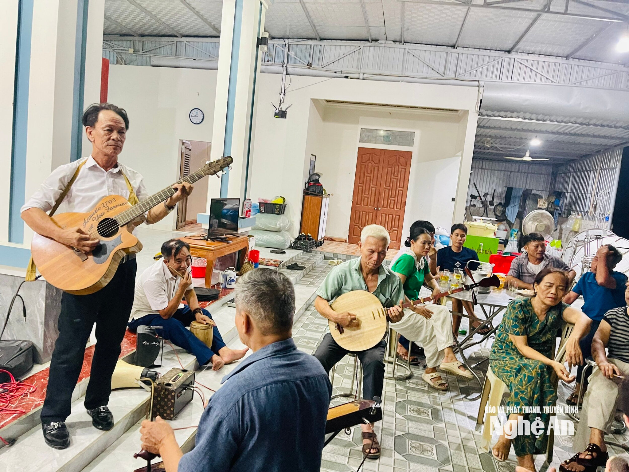 Nghệ nhân ưu tú Ngô Minh tập luyện cùng các thành viên CLB dân ca ví, giặm Nghĩa Đồng Ảnh Thanh Nga