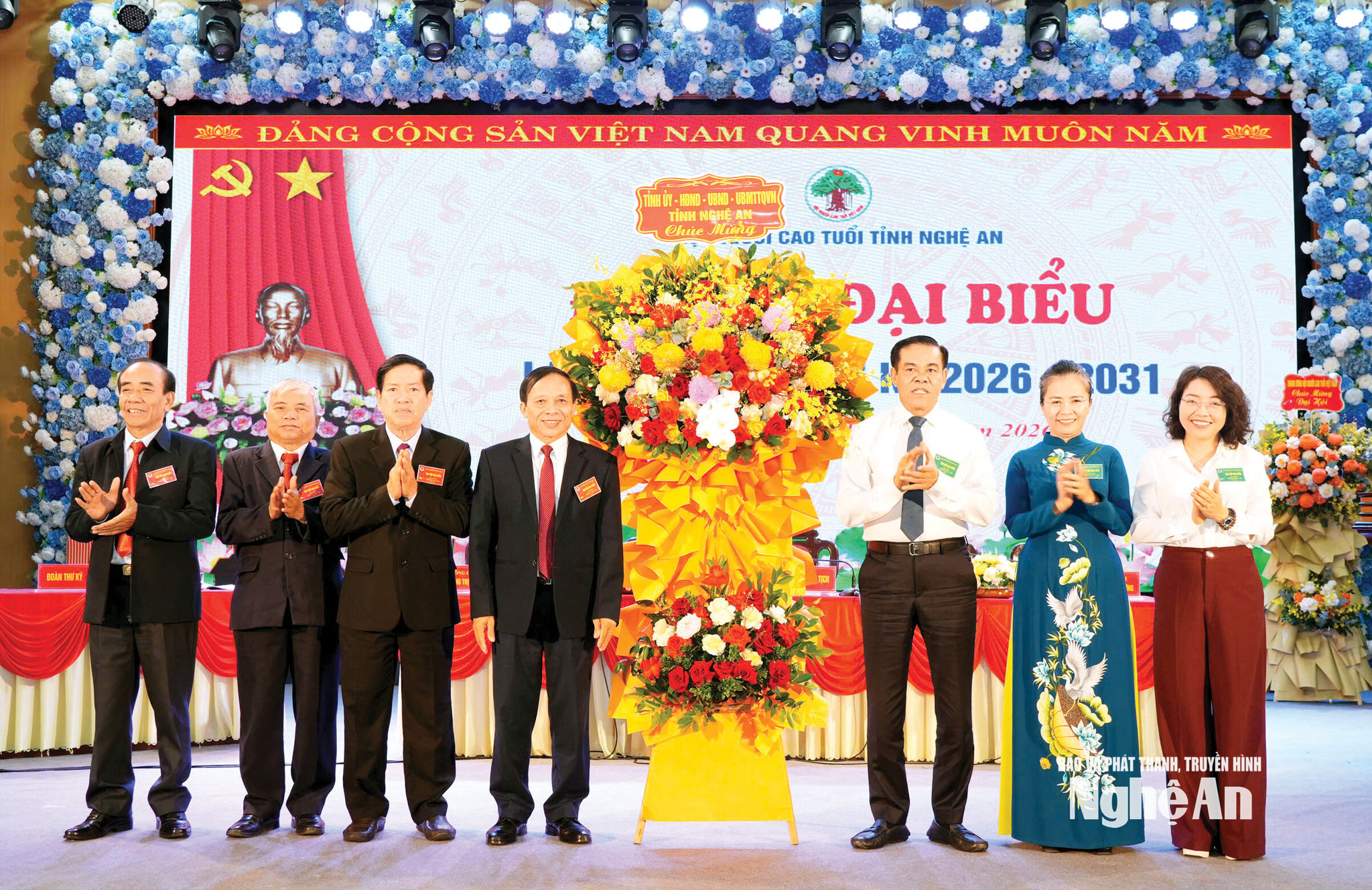 Lãnh đạo tỉnh tặng hoa