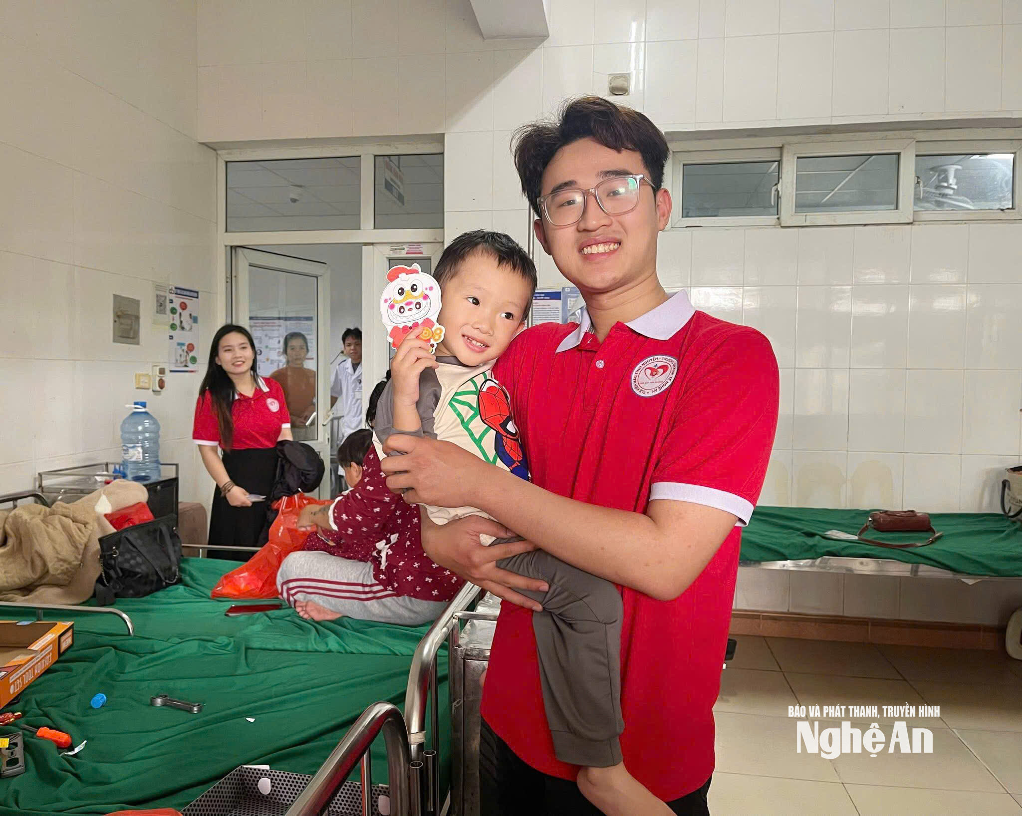 Phan Đình Hùng (SN 2006) - Phó Chủ nhiệm Câu lạc bộ Hiến máu tình nguyện Trường Đại học Nghệ An tham gia nhiều hoạt động hiến máu và vận động hiến máu trong thời gian qua. Ảnh: P.V