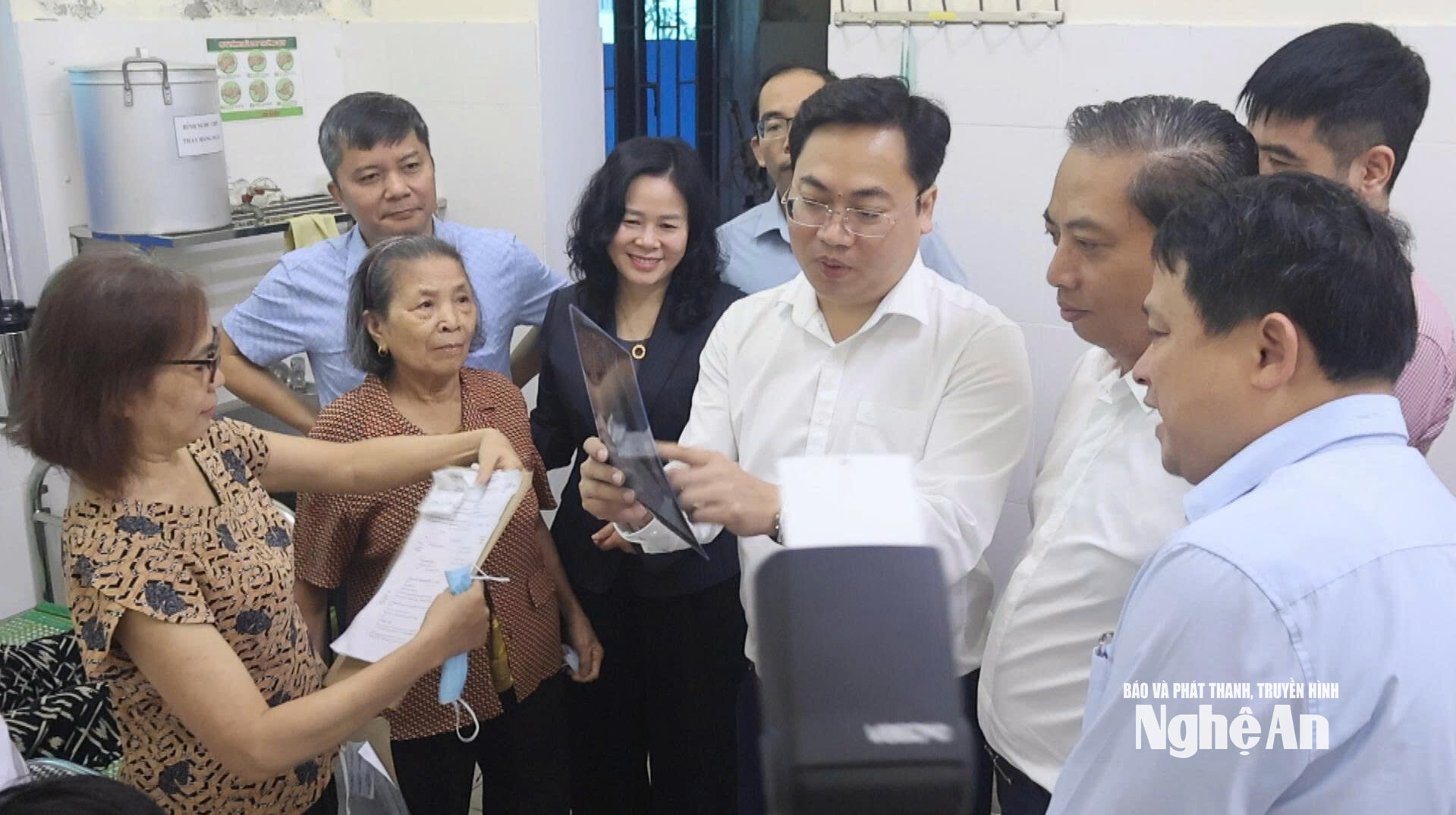 có Tiến sĩ, bác sĩ chuyên khoa II Lê Thị Hoài Chung – Giám đốc Sở Y tế Nghệ An_ đại diện lãnh đạo các đơn v cùng lãnh đạo hai địa phương thăm hỏi bà con tới khám bệnh
