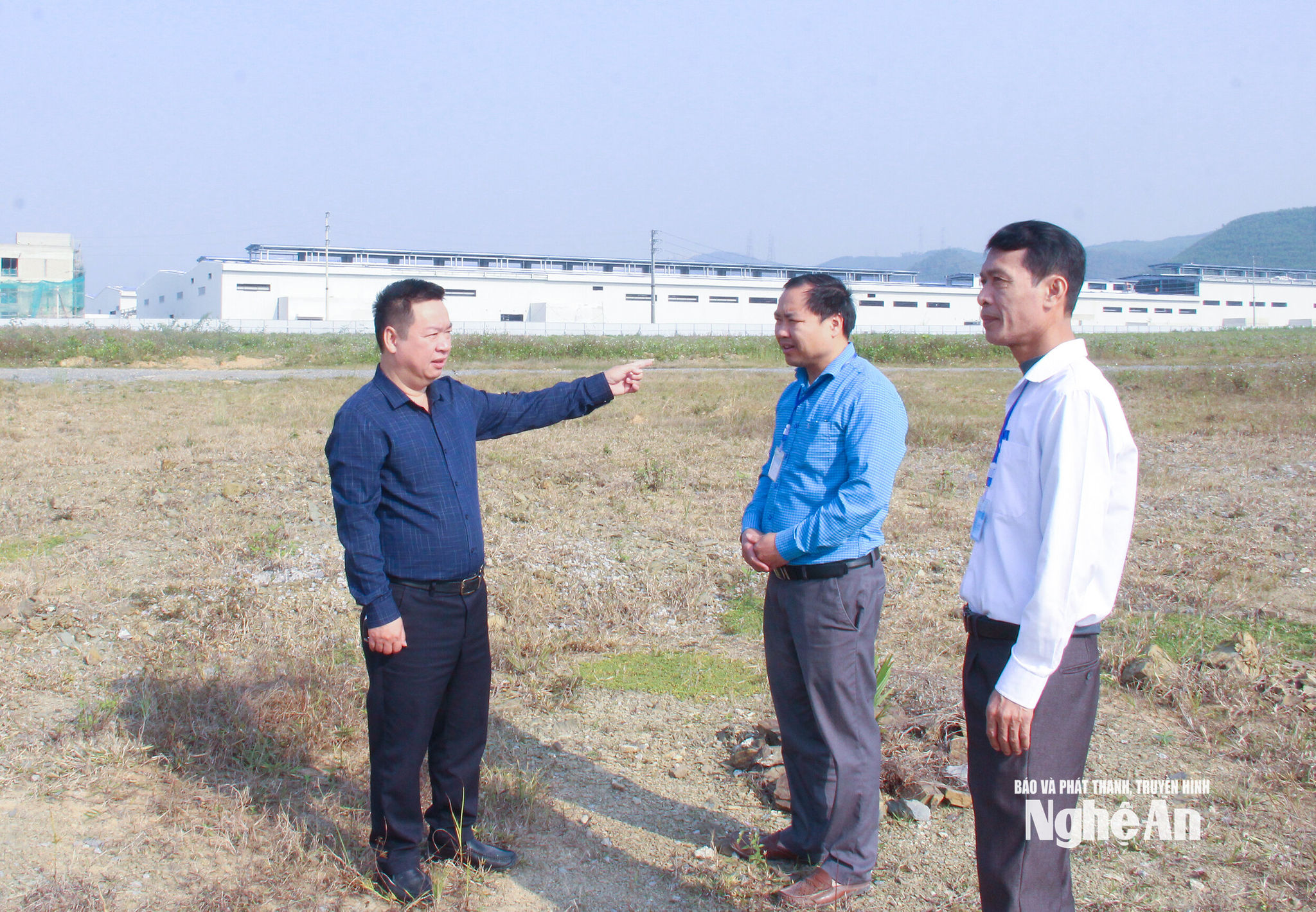  Cán bộ phường Hoàng Mai kiểm tra công tác giải phóng mặt bằng Khu công nghiệp Hoàng Mai I. Ảnh Mai Hoa
