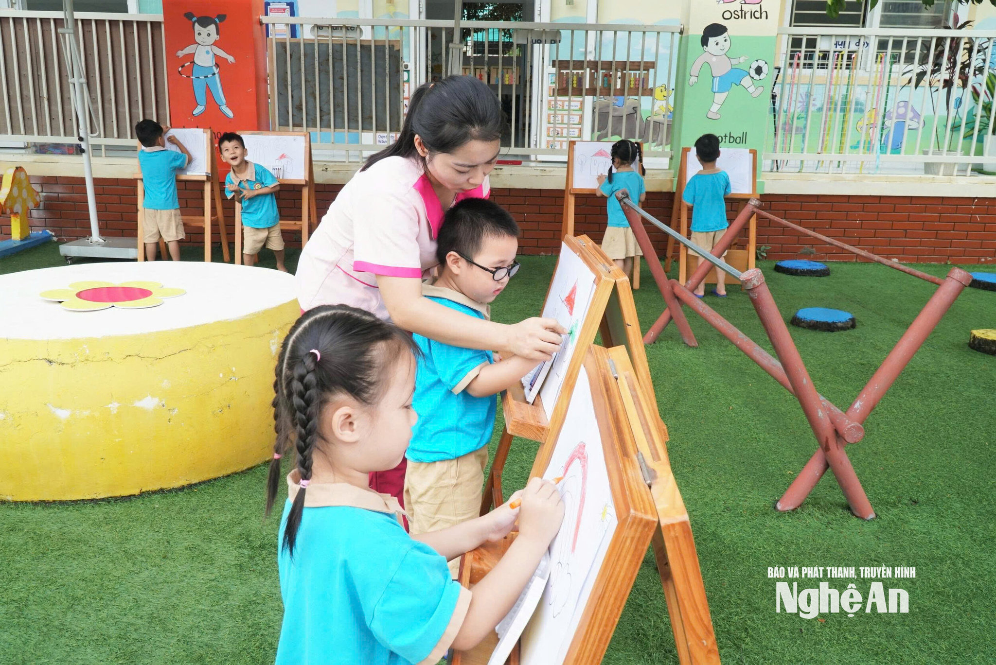 Một tiết học của các em học sinh mầm non trên địa bàn phường Quỳnh Mai. Ảnh: M.H