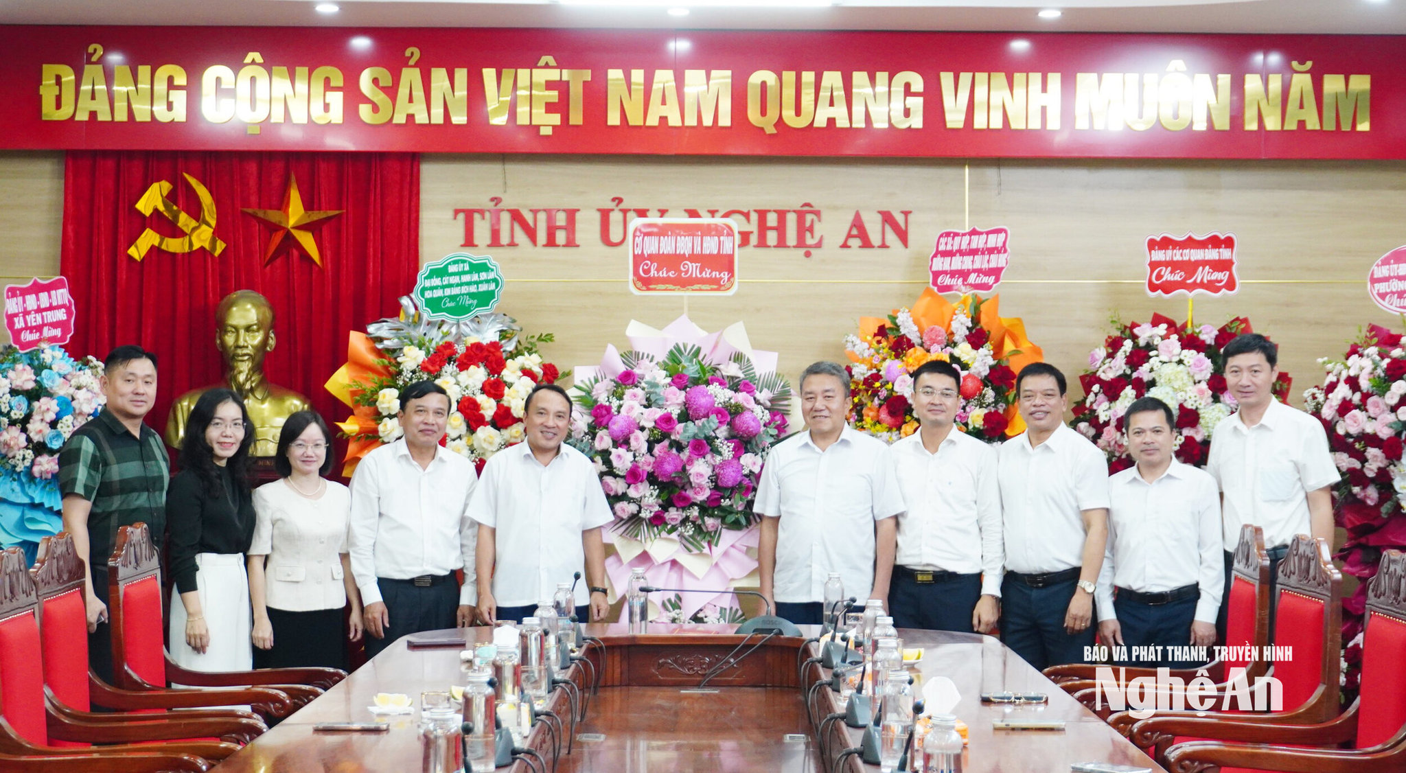 Thường trực HĐND tỉnh và Đoàn ĐBQH tỉnh tặng hoa chúc mừng Văn phòng Tỉnh ủy nhân ngày truyền thống. Ảnh: Hoàng Bá