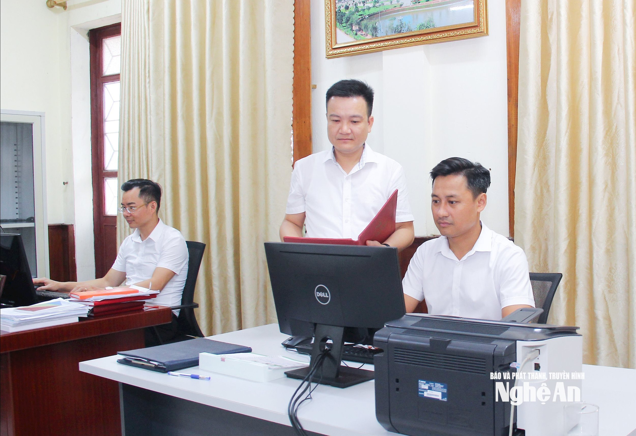 Cán bộ cơ quan Ủy ban Kiểm tra Tỉnh ủy sử dụng công nghệ thông tin trong các hoạt động công tác. Ảnh Mai Hoa
