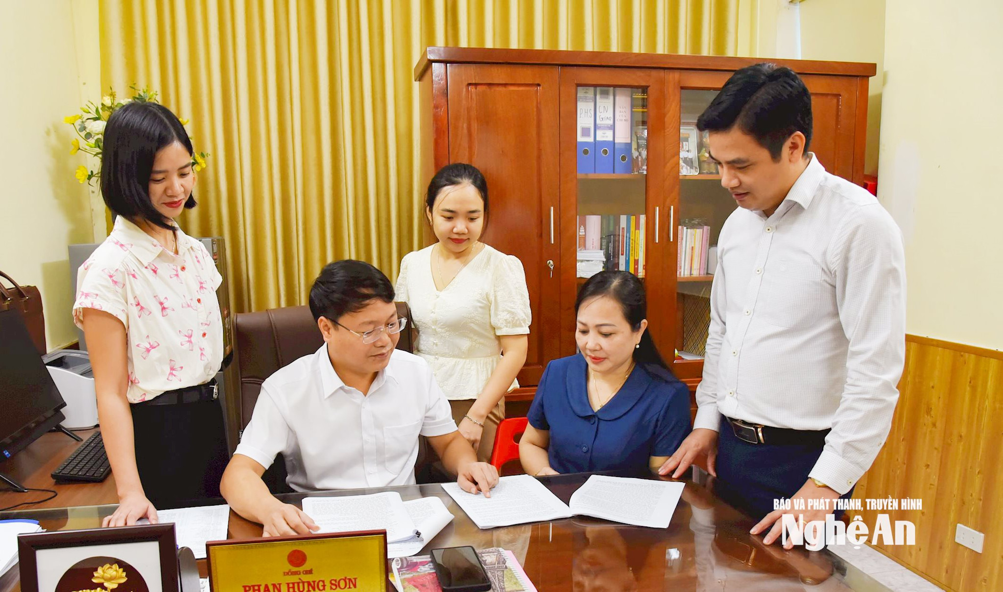 Cán bộ Ủy ban Kiểm tra Tỉnh ủy trao đổi nghiệp vụ. Ảnh Thanh Lê