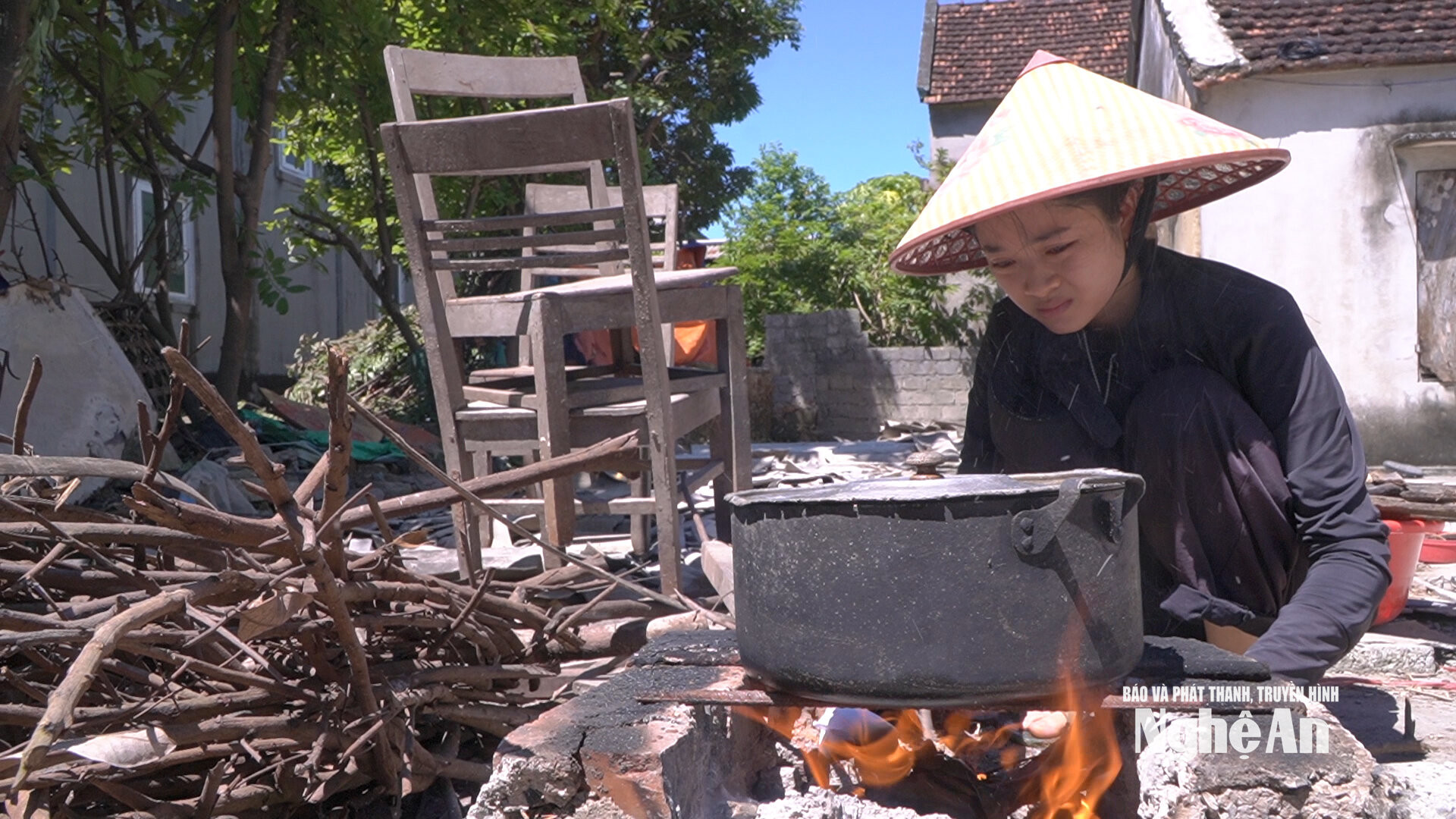 Chị Trang nấu ăn giữa căn bếp đổ sập